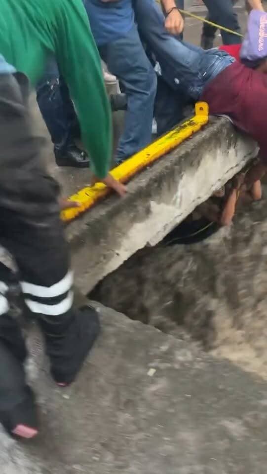 नेपाल से सामने आया बाढ़ का बेहद भयावह मंजर!
नेपाल का बताया जा रहा एक वीडियो सोशल मीडिया पर तेजी से वायरल हो रहा है। वीडियो में तेज पानी के बहाव के बीच एक व्यक्ति फंसा दिखाई दे रहा है, जबकि कुछ लोग उसे सुरक्षित निकालने की कोशिश करते नजर आ रहे हैं।
⚠️ वीडियो की लोकेशन और व्यक्ति की स्थिति की स्वतंत्र पुष्टि नहीं हुई है।
#Nepal #ViralVideo #NepalFlood #Flood #ViralNews BreakingNews BundeliBhaukaal