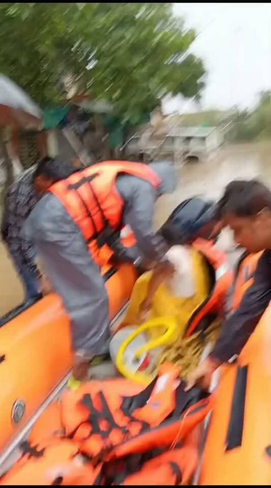 चित्रकूट में अभी तक लगभग 250 लोगों का रेस्क्यू किया जा चुका है,डिस्ट्रिक्ट कमांडेंट होमगार्ड सतना ने बताया कि एस डी आर एफ टीम रात्रि में भी रेस्क्यू कर रही है।