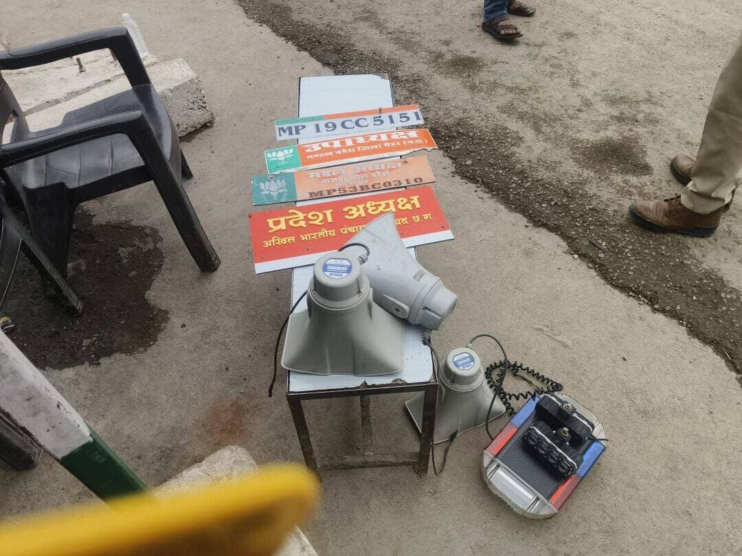मैहर में भाजपा नेताओं के वाहनों पर लगी नेमप्लेट पर कार्रवाई,
थाना बदेरा पुलिस द्वारा माननीय न्यायिक मजिस्ट्रेट की उपस्थिति में विशेष वाहन चैकिंग अभियान, 40 वाहन चालकों पर चालानी कार्रवाई
जिले में यातायात नियमों के प्रभावी पालन एवं सड़क दुर्घटनाओं की रोकथाम हेतु निरंतर वाहन चैकिंग अभियान चलाया जा रहा है।
इसी क्रम में आज दिनांक 29.08.2026 को थाना बदेरा क्षेत्रांतर्गत ग्राम भदनपुर में माननीय न्यायिक मजिस्ट्रेट मैहर श्री पंकज श्रीवास्तव की उपस्थिति में विशेष वाहन चैकिंग अभियान चलाया गया।
वाहन चैकिंग अभियान के दौरान थाना प्रभारी बदेरा निरीक्षक अभिषेक सिंह परिहार के नेतृत्व में थाना बदेरा पुलिस बल एवं यातायात पुलिस के उपनिरीक्षक विक्रम पाठक द्वारा हमराह पुलिस बल के साथ वाहनों की सघन जांच की गई।
चैकिंग के दौरान बिना हेलमेट वाहन चलाने, बिना नंबर प्लेट, तीन सवारी, वाहनों में अवैध रूप से काली फिल्म लगाने, बिना सीट बेल्ट वाहन चलाने तथा वाहनों में अवैध स्टीकर एवं हूटर लगाए जाने जैसे यातायात नियमों के उल्लंघन पाए जाने पर चालानी कार्रवाई की गई।
अभियान के दौरान यातायात नियमों का उल्लंघन करने वाले कुल 40 वाहन चालकों के चालान काटे गए, जिनसे कुल ₹32,600/- (बत्तीस हजार छह सौ रुपये) समन शुल्क/जुर्माना वसूल किया गया।
पुलिस द्वारा आमजन से अपील की गई है कि वे वाहन चलाते समय यातायात नियमों का पालन करें, दोपहिया वाहन चलाते समय हेलमेट तथा चारपहिया वाहन चलाते समय सीट बेल्ट का अनिवार्य रूप से उपयोग करें एवं सुरक्षित यात्रा सुनिश्चित करें।