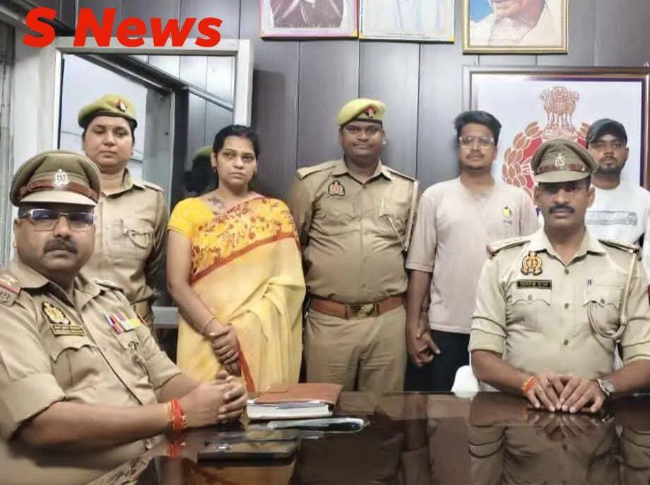 प्रेम प्रसंग में पत्नी ने पति की करवाई हत्या, साक्ष्य मिटाने शव को सड़क पर फेंका दिया दुर्घटना का रूप
सोनभद्र: जिले के शक्तिनगर थाना अंतर्गत बीना स्टेडियम के पास सड़क के किनारे संदिग्ध परिस्थितियों में एक शव मिलने से क्षेत्र में सनसनी फैल गई थी जिसे तत्कालिक समय पर दुर्घटना प्रतित हुआ था लेकिन जैसे ही शव की पहचान रमाशंकर मिश्रा पिता रामयश मिश्रा के रुप में हुई तो मामला हत्या का सामने आने लगा जिसके बाद सोनभद्र पुलिस ने तत्काल टीम गठित कर मामले जांच शुरू की।
पुलिस अधीक्षक सोनभद्र श्री अभिषेक वर्मा के निर्देशन में अपराध एवं अपराधियों के विरुद्ध चलाए जा रहे अभियान के क्रम में तथा अपर पुलिस अधीक्षक (मुख्यालय) श्री अनिल कुमार एवं क्षेत्राधिकारी पिपरी श्री हर्ष पाण्डेय के पर्यवेक्षण में तथा प्रभारी निरीक्षक थाना शक्तिनगर श्री सत्येन्द्र कुमार राय के कुशल नेतृत्व में थाना शक्तिनगर पुलिस को महत्वपूर्ण सफलता प्राप्त हुई है। थाना शक्तिनगर पुलिस द्वारा संदिग्ध सड़क दुर्घटना के रूप में सामने आई हत्या की घटना का महज 24 घंटे के अंदर सफल अनावरण करते हुए पत्नी, उसके प्रेमी सहित 04 अभियुक्तगण को गिरफ्तार किया गया है।
घटना का संक्षिप्त विवरण-
दिनांक 23.08.2026 को थाना शक्तिनगर क्षेत्रान्तर्गत बीना स्टेडियम/जमशीला के पास रमाशंकर मिश्रा पुत्र रामयश मिश्रा, निवासी बीना कॉलोनी, थाना शक्तिनगर, जनपद सोनभद्र, जो एनसीएल बीना में सीनियर ओवरमैन के पद पर कार्यरत थे, का शव संदिग्ध परिस्थितियों में सड़क किनारे पाया गया था। प्रारम्भ में घटना सड़क दुर्घटना प्रतीत हो रही थी, किन्तु घटनास्थल की परिस्थितियां संदिग्ध पाए जाने पर थाना शक्तिनगर पुलिस द्वारा तत्काल गहनता से जांच प्रारम्भ की गई। उक्त संबंध में *मु0अ0सं0 162/2026 धारा 103(2)/238 बीएनएस*, थाना शक्तिनगर, जनपद सोनभद्र में अभियोग पंजीकृत किया गया।
घटना की गंभीरता को देखते हुए थाना शक्तिनगर पुलिस द्वारा घटनास्थल की परिस्थितियों, तकनीकी साक्ष्यों, कॉल डिटेल, लोकेशन एवं अन्य उपलब्ध साक्ष्यों का गहन परीक्षण करते हुए घटना की प्रत्येक कड़ी को जोड़ा गया। पुलिस की त्वरित एवं प्रभावी विवेचनात्मक कार्रवाई के परिणामस्वरूप मुकदमा पंजीकृत होने के 24 घंटे के अंदर ही घटना का सफल अनावरण किया गया।
घटना का खुलासा:-
जांच के दौरान प्रकाश में आया कि मृतक की पत्नी प्रियंका मिश्रा का विकास चौहान के साथ काफी समय से प्रेम-प्रसंग चल रहा था। दिनांक 22.08.2026 को मृतक द्वारा अपनी पत्नी प्रियंका मिश्रा एवं विकास चौहान को घर पर देख लिया गया, जिसके बाद दोनों के बीच विवाद उत्पन्न हो गया। विवाद के दौरान प्रियंका मिश्रा एवं विकास चौहान द्वारा रमाशंकर मिश्रा का गला दबाकर एवं पत्थर के फर्श पर सिर पटककर गंभीर चोटें पहुंचाई गईं, जिससे उसकी मृत्यु हो गई।
हत्या के उपरांत घटना को सड़क दुर्घटना का रूप देने के उद्देश्य से विकास चौहान द्वारा अपने *सहयोगी अनुराग सिंह उर्फ बादल एवं सोनू गुप्ता* के सहयोग से मृतक के शव को चादर एवं गमछे में लपेटकर सड़क किनारे ले जाकर लिटाया गया तथा वाहन से चोट पहुंचाकर घटना को सड़क दुर्घटना का रूप देने का प्रयास किया गया। थाना शक्तिनगर पुलिस द्वारा त्वरित कार्रवाई करते हुए घटना में संलिप्त चारों अभियुक्तगण को गिरफ्तार किया गया।
पूछताछ का विवरण-
गिरफ्तार अभियुक्तगण से पूछताछ एवं अब तक की विवेचना में यह तथ्य प्रकाश में आया कि मृतक रमाशंकर मिश्रा की पत्नी प्रियंका मिश्रा एवं विकास चौहान के मध्य प्रेम-प्रसंग था। दिनांक 22.08.2026 को मृतक द्वारा दोनों को घर पर देख लिए जाने के बाद विवाद हुआ, जिसके दौरान दोनों द्वारा रमाशंकर मिश्रा के साथ गला दबाकर एवं पत्थर के फर्श पर सिर पटककर गंभीर चोटें पहुंचाई गईं, जिससे उसकी मृत्यु हो गई।
घटना को छिपाने एवं पुलिस को गुमराह करने के उद्देश्य से विकास चौहान ने अनुराग सिंह उर्फ बादल एवं सोनू गुप्ता के सहयोग से शव को सड़क किनारे ले जाकर वाहन से चोट पहुंचाते हुए घटना को सड़क दुर्घटना का रूप देने का प्रयास किया।
गिरफ्तार अभियुक्तगण का विवरण-
1. विकास चौहान पुत्र यदुनंदन चौहान, निवासी M-10, बीना कॉलोनी, थाना शक्तिनगर, जनपद सोनभद्र, उम्र लगभग 25 वर्ष।
2. प्रियंका मिश्रा पत्नी स्व0 रमाशंकर मिश्रा, निवासी B-264, बीना कॉलोनी, थाना शक्तिनगर, जनपद सोनभद्र, उम्र लगभग 35 वर्ष।
3. अनुराग सिंह उर्फ बादल पुत्र ध्रुव कुमार सिंह, निवासी M-246, बीना कॉलोनी, थाना शक्तिनगर, जनपद सोनभद्र, उम्र लगभग 18 वर्ष।
4. सोनू गुप्ता पुत्र सुभाष गुप्ता, निवासी जमशीला, थाना शक्तिनगर, जनपद सोनभद्र।
गिरफ्तार/अनावरण करने वाली पुलिस टीम-
1. प्र0नि0 श्री सत्येन्द्र कुमार राय, थाना शक्तिनगर, जनपद सोनभद्र।
2. उ0नि0 अजय कुमार श्रीवास्तव, प्रभारी चौकी बीना, थाना शक्तिनगर, जनपद सोनभद्र।
3. का0 सत्यम सरोज, थाना शक्तिनगर, जनपद सोनभद्र।
4. का0 अरुण कुमार, थाना शक्तिनगर, जनपद सोनभद्र।
5. का0 अमन सिंह, थाना शक्तिनगर, जनपद सोनभद्र।
6. का0 अमृत लाल, थाना शक्तिनगर, जनपद सोनभद्र।
घटना के सफल एवं त्वरित अनावरण से आमजनमानस एवं एनसीएल के कर्मचारियों में सोनभद्र पुलिस के प्रति विश्वास एवं सुरक्षा की भावना सुदृढ़ हुई है।