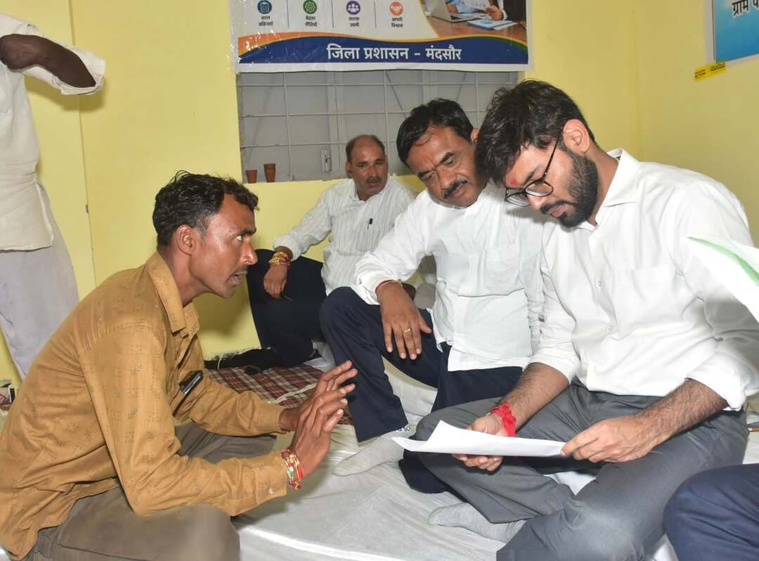 मुख्यमंत्री जन विश्वास अभियान अंतर्गत जनपद पंचायत मंदसौर के ग्राम भूखी में शिविर संपन्न हुआ। इस अवसर पर 128 समस्याएं शिकायतें प्राप्त हुई। 56 समस्याओं का मौके पर निराकरण किया गया। इसके अलावा 72 शिकायतों के निराकरण के लिए समय सीमा निर्धारित की गई। शिविर में शासन की योजनाओं के तहत हितग्राहियों को लाभान्वित भी किया गया। सांसद श्री सुधीर गुप्ता, विधायक श्री विपिन जैन, नगर पालिका अध्यक्ष श्रीमती रमादेवी बंशीलाल गुर्जर, जनपद पंचायत अध्यक्ष श्री बसंत शर्मा, कलेक्टर श्री दिव्यांक सिंह, पुलिस अधीक्षक श्री विनोद कुमार मीना, सीईओ जिला पंचायत श्री अनुकूल जैन जिला स्तरीय अधिकारी ग्रामीण जन मौजूद रहे।
कार्यक्रम में जिन उद्यमियों द्वारा अपने उद्यम की जानकारी देते हुए अपनी सफलता की कहानी प्रस्तुत की गई । हितग्राहियों को लाभान्वित किया गया ।
#मंदसौर
#Mandsaur