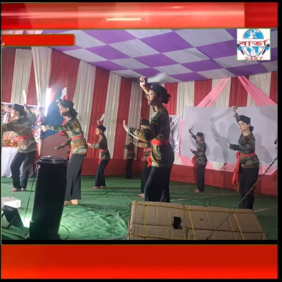 গোৰ্খা সকলৰ খুকুৰি নৃত্যই সমাদৰ লাভ কৰিবলৈ সক্ষম হৈছে।
নেপালী চলচ্চিত্ৰ পৰিচালক, প্ৰযোজক, গীতিকাৰ তুলসী ঘিমিৰেই বিহালীৰ বতীয়ামাৰীত সংগীনী নামৰ নেপালী এলবামৰ শুভ উদ্বোধনৰ সাংস্কৃতিক অনুষ্ঠানত এই খুকুৰি নৃত্য প্ৰদৰ্শন।
#public #friends #highlights #news #viral #reels #everyone #facebook #barta24x7