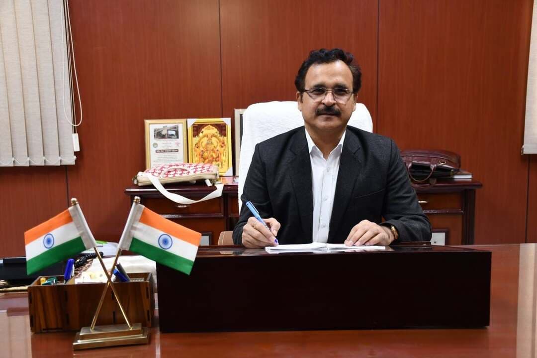 सीडीएलयू के कुलपति डॉ. विजय कुमार को जीजेयू के कुलपति पद का अतिरिक्त कार्यभार
हिसार/चंडीगढ़।
हरियाणा के राज्यपाल एवं गुरु जम्भेश्वर विज्ञान एवं प्रौद्योगिकी विश्वविद्यालय (GJUST), हिसार के कुलाधिपति प्रो. आशीम कुमार घोष ने एक महत्वपूर्ण आदेश जारी करते हुए चौधरी देवीलाल विश्वविद्यालय, सिरसा के कुलपति डॉ. विजय कुमार को गुरु जम्भेश्वर विज्ञान एवं प्रौद्योगिकी विश्वविद्यालय, हिसार के कुलपति पद का अतिरिक्त कार्यभार सौंपा है। हरियाणा लोक भवन से जारी अधिसूचना के अनुसार यह व्यवस्था नियमित कुलपति के चयन एवं नियुक्ति की प्रक्रिया पूरी होने तक प्रभावी रहेगी। आदेश के साथ ही GJUST के वर्तमान कुलपति प्रो. नरसी राम बिश्नोई को उक्त पद से तत्काल प्रभाव से मुक्त कर दिया गया है। राज्यपाल द्वारा यह निर्णय हरियाणा सरकार की सिफारिश/सलाह के बाद लिया गया है। अधिसूचना में स्पष्ट किया गया है कि डॉ. विजय कुमार अपने वर्तमान दायित्व के साथ GJUST के कुलपति का अतिरिक्त कार्यभार संभालेंगे। सरकार के इस फैसले से विश्वविद्यालय के प्रशासनिक कामकाज में निरंतरता बनाए रखने का रास्ता साफ हुआ है। नियमित कुलपति की नियुक्ति होने तक डॉ. विजय कुमार दोनों विश्वविद्यालयों की जिम्मेदारियां संभालेंगे।