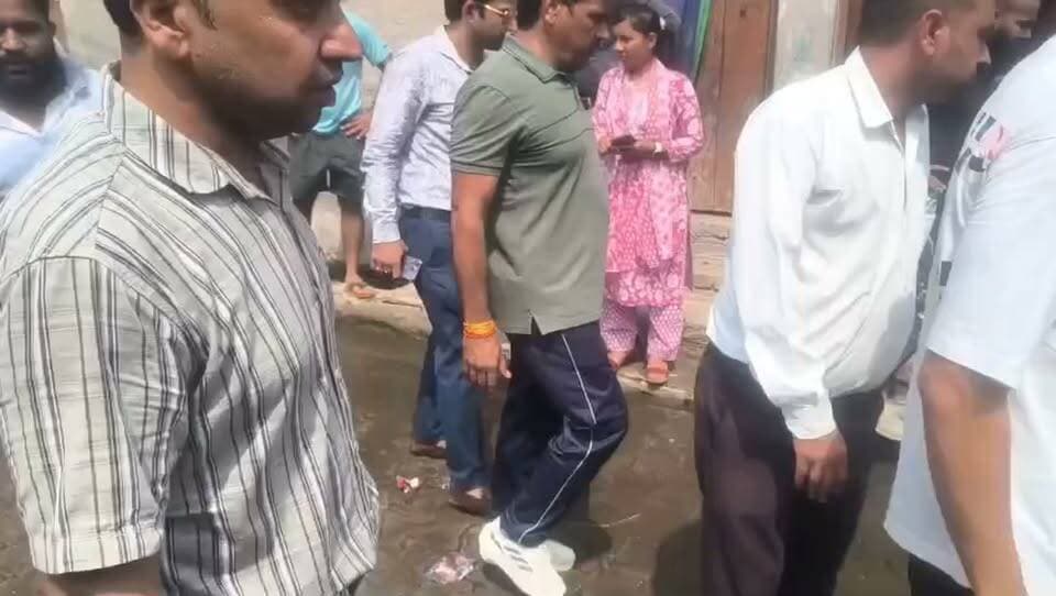 यह गुरुग्राम बादशाहपुर विधानसभा का धर्मपुर गांव है और सबसे बड़ी बात यह है की यह गुरुग्राम के भाजपा जिला अध्यक्ष सर्वप्रिय पिंटू त्यागी का गांव है । महीनो से इस गांव के हालात बेहद खराब है बरसात के मौसम में यहा लोग पैदल नही निकल सकते। जब SDO और उनकी टीम इस गांव की शिकायत पर जांच के लिए आये तो देखो कैसे गांव वालों ने उन्हें सड़क पर चलने को बोला किन्तु अधिकारी चले ही नही और साईड से पानी से बचकर निकलने लगे। गांव में विरोध करने वाले यह लोग हिंदू संगठन के लोग बताएं जा रहे है।
गुरुग्राम के बादशाहपुर विधानसभा के धर्मपुर गांव के युवा गौरव त्यागी ने गांव के रोड की लंबे समय से बदहाली से आक्रोशित होकर प्रशासन को चेतावनी दी की अगर 3 सितंबर तक प्रशासन के द्वारा रोड की समस्या का समाधान नहीं किया गया तो गौरव त्यागी 4 सितंबर को रोड बंद करके भूख हड़ताल पर बैठेंगे।
क्या इस मुहिम में मुहिम के संयोजक गौरव त्यागी को गांव की जनता साथ देगी
#gurgaon #viralreels #mcg #treandingreels
#gurgaon #viralreels #mcg #treandingreels
