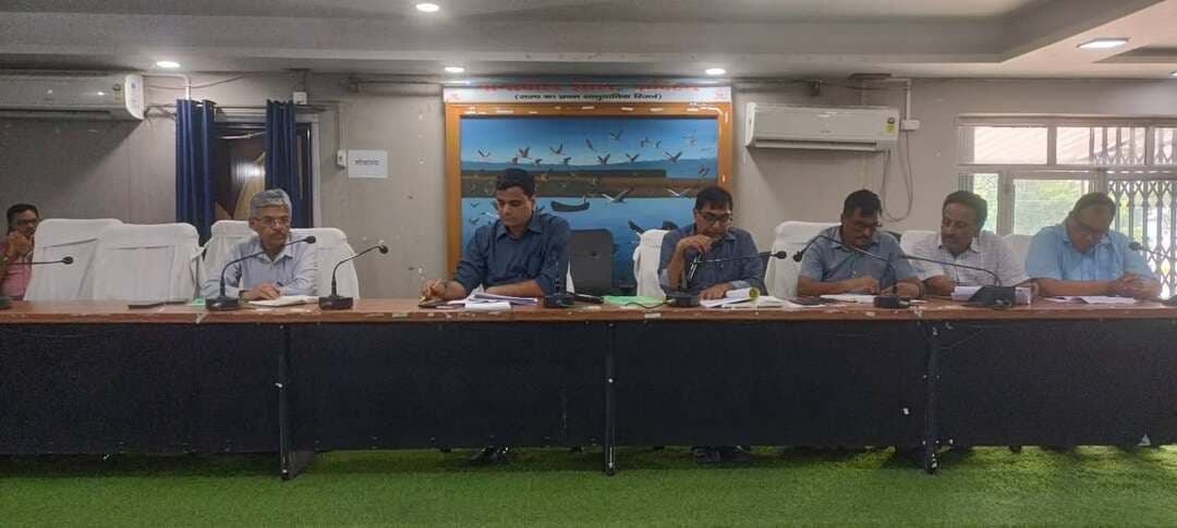 *कटिहार में स्वास्थ्य सेवाओं को लेकर DM का सख्त रुख।*
“सिर्फ आंकड़े नहीं, जमीन पर दिखना चाहिए सुधार” — IPD से लेकर जांच, सर्जरी, टीबी और कैंसर स्क्रीनिंग तक की गहन समीक्षा।
कटिहार, 29 अगस्त।
जिले की स्वास्थ्य व्यवस्था को और अधिक प्रभावी, जवाबदेह एवं जनोन्मुख बनाने को लेकर जिलाधिकारी की अध्यक्षता में शनिवार को स्वास्थ्य विभाग की महत्वपूर्ण समीक्षा बैठक आयोजित की गई। बैठक में अस्पतालों एवं स्वास्थ्य संस्थानों में उपलब्ध सेवाओं, दैनिक स्वास्थ्य सुविधाओं तथा विभिन्न राष्ट्रीय स्वास्थ्य कार्यक्रमों की प्रगति की विस्तृत समीक्षा की गई।
बैठक में जिलाधिकारी ने स्पष्ट संदेश दिया कि स्वास्थ्य विभाग की प्राथमिकता केवल लक्ष्य पूरा करना नहीं, बल्कि आम नागरिक को समय पर वास्तविक और गुणवत्तापूर्ण सेवा उपलब्ध कराना है।
*IPD और जांच सेवाएं रहेंगी सर्वोच्च प्राथमिकता*
जिलाधिकारी ने IPD सेवाओं के साथ-साथ एक्स-रे, अल्ट्रासाउंड, ECG, पैथोलॉजिकल जांच एवं एम्बुलेंस सेवाओं की निरंतर उपलब्धता सुनिश्चित करने का निर्देश दिया। इन सेवाओं की नियमित समीक्षा करते हुए जहां भी कमी मिले, वहां तत्काल सुधारात्मक कार्रवाई करने को कहा गया।
समीक्षा में कुछ स्वास्थ्य इकाइयों का प्रदर्शन संतोषजनक नहीं पाए जाने पर संबंधित इकाइयों को स्पष्ट चेतावनी दी गई तथा अगली समीक्षा से पूर्व कमियों को दूर करने का निर्देश दिया गया।
*सदर अस्पताल की सर्जरी सेवाओं पर विशेष निगरानी*।
सदर अस्पताल की सेवाओं की गहन समीक्षा का निर्देश सिविल सर्जन को दिया गया। विशेष रूप से सर्जिकल सेवाओं एवं अन्य महत्वपूर्ण clinical services को मजबूत करने पर जोर दिया गया।
जिलाधिकारी ने कहा कि जिन चिकित्सकों, पदाधिकारियों या कर्मियों द्वारा अपने दायित्वों का समुचित निर्वहन नहीं किया जा रहा है, उनके विरुद्ध नियमानुसार कड़ी कार्रवाई सुनिश्चित की जाए।
MCH वार्ड में लाभुकों की परेशानी पर तत्काल कार्रवाई
मातृ एवं शिशु स्वास्थ्य सेवाओं की समीक्षा के दौरान MCH वार्ड में आने वाले लाभुकों की सुविधा को प्राथमिकता देने का निर्देश दिया गया।
किसी भी लाभुक को उपचार, जांच, दवा, रेफरल अथवा अन्य सेवाओं को लेकर परेशानी होने पर उसका तत्काल assessment कर समस्या का समाधान सुनिश्चित करने को कहा गया, ताकि प्रसूता एवं नवजात को सुरक्षित एवं सम्मानजनक स्वास्थ्य सेवा मिल सके।
*टीबी मुक्त अभियान:* Screening से Treatment तक पूरी व्यवस्था होगी मजबूत
टीबी मुक्त अभियान की समीक्षा में जिलाधिकारी ने निर्देश दिया कि X-ray की सेवा निरंतर उपलब्ध रहे। स्क्रीनिंग में चिन्हित vulnerable एवं presumptive TB मरीजों को समय पर X-ray एवं NAAT जांच उपलब्ध कराने के साथ-साथ TPT एवं Differential Care की गति एवं गुणवत्ता में सुधार किया जाए।
उद्देश्य स्पष्ट है—संभावित मरीज की पहचान से लेकर जांच और उपचार तक कोई कड़ी कमजोर न रहे।
एनीमिया मुक्त भारत: कम Hb वाले मरीजों की होगी Line Listing और Follow-up
*एनीमिया मुक्त भारत* अभियान, जो 30 नवंबर 2026 तक संचालित है, की समीक्षा करते हुए जिलाधिकारी ने कम हीमोग्लोबिन वाले लाभुकों एवं High-Risk मामलों की पहचान के बाद उनकी Line Listing, उपचार एवं नियमित Follow-up सुनिश्चित करने का निर्देश दिया।
जरूरतमंद लाभुकों को Iron-Folic Acid एवं आवश्यक स्वास्थ्य सुविधाएं समय पर उपलब्ध कराने पर विशेष बल दिया गया।
*1 सितंबर से “स्वास्थ्य आपके द्वार”* — गांव तक पहुंचेगी Screening की सुविधा।
आगामी 1 सितंबर से “स्वास्थ्य आपके द्वार” कार्यक्रम को जिले में प्रभावी ढंग से संचालित करने का निर्देश दिया गया।
इस अभियान के तहत समुदाय स्तर पर—
- Diabetes एवं Hypertension
- अन्य NCDs
- Cervical Cancer
- Breast Cancer
- Oral Cancer
सहित विभिन्न स्वास्थ्य समस्याओं की स्क्रीनिंग की जाएगी।
चिन्हित व्यक्तियों को आवश्यकता के अनुसार आगे की जांच एवं उपचार के लिए उपयुक्त स्वास्थ्य संस्थान में समयबद्ध Referral की सुविधा उपलब्ध कराई जाएगी।
*हर प्रखंड में मजबूत होंगे L1 संस्थान और आयुष्मान आरोग्य मंदिर।*
जिलाधिकारी ने प्रत्येक प्रखंड में चिन्हित L1 संस्थानों में कम से कम पांच L1 प्रसव सुनिश्चित करने की दिशा में प्रभावी कार्य करने का निर्देश दिया।
साथ ही आयुष्मान आरोग्य मंदिरों को इस प्रकार सुदृढ़ करने पर जोर दिया गया कि ग्रामीण एवं दूरस्थ क्षेत्रों के लोगों को अपने घर के नजदीक बेहतर प्राथमिक स्वास्थ्य सेवाएं उपलब्ध हो सकें।
भविष्य में इन संस्थानों पर प्रसव सेवाएं बहाल करने की दिशा में भी आवश्यक तैयारी करने को कहा गया। तब तक ANC सेवाओं को मजबूत रखते हुए संभावित प्रसव वाली महिलाओं को समय पर एम्बुलेंस एवं referral support के माध्यम से निकटतम उपयुक्त स्वास्थ्य संस्थान तक पहुंचाने का निर्देश दिया गया।
_“आंकड़े सही होंगे, तभी समीक्षा सही होगी और कार्रवाई प्रभावी होगी”_
बैठक के अंत में जिलाधिकारी ने स्वास्थ्य विभाग के Data Quality एवं Data Validation पर विशेष जोर दिया। उन्होंने सिविल सर्जन एवं संबंधित पदाधिकारियों को आपसी समन्वय के साथ साप्ताहिक समीक्षा बैठक आयोजित करने तथा आंकड़ों की शुद्धता सुनिश्चित करने का निर्देश दिया।
उन्होंने कहा कि—
“स्वास्थ्य सेवाओं की समीक्षा का उद्देश्य केवल आंकड़ों की समीक्षा करना नहीं है। आंकड़े हमें बताते हैं कि कमी कहां है और सुधार की जरूरत कहां है। हमारा प्रयास होना चाहिए कि समीक्षा से निकला प्रत्येक निष्कर्ष जमीन पर बेहतर सेवा के रूप में दिखाई दे।”»
जिलाधिकारी का स्पष्ट संदेश:
“कटिहार के लोगों को बेहतर स्वास्थ्य सुविधा देना हमारी सर्वोच्च जिम्मेदारी है। सेवा में कमी, लापरवाही अथवा अनावश्यक विलंब किसी भी स्तर पर स्वीकार्य नहीं होगा।”
बैठक में सिविल सर्जन सहित स्वास्थ्य विभाग के संबंधित जिला स्तरीय पदाधिकारी एवं अन्य अधिकारी उपस्थित रहे।
@topfans Information & Public Relations Department, Government of Bihar Bihar Health Department #katihar