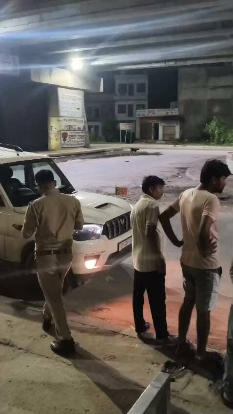 इटावा बड़े बोल ऐ पत्रकार! पत्रकारिता यहाँ मत दिखाओ...
थाना जसवंतनगर क्षेत्र मे रात 11 बजे दो पक्षों में मारपीट। मौके पर पहुँचे पत्रकार से अंकित शाक्य द्वारा कथित तौर पर अभद्रता।
वीडियो सामने आया है। पुलिस मौके पर कार्रवाई का इंतज़ार है।
वीडियो को शेयर करें, क्या पत्रकार से ऐसा बर्ताव सही है?
#Jaswantnagar #Etawah
---