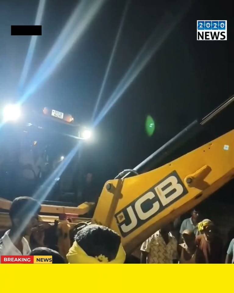पटना राजधानी के मनेर नगर परिषद क्षेत्र अंतर्गत टोलापर स्थित भटकते हुए पहुँची एक मवेशी (गाय) पूर्व पार्षद अशोक राय के घर के कैंपस के कुएं में गिरी, 2 घंटा अभियान चलाकर ग्रामीणों ने जेसीबी मशीन के सहयोग से मवेशी को सकुशल किया रेस्क्यू, स्थानीय लोगों की काफी संख्या में जुटी रही भीड़. #Rescueoperation #wellcow #Crowdvillagers #manernagar #patnabihar