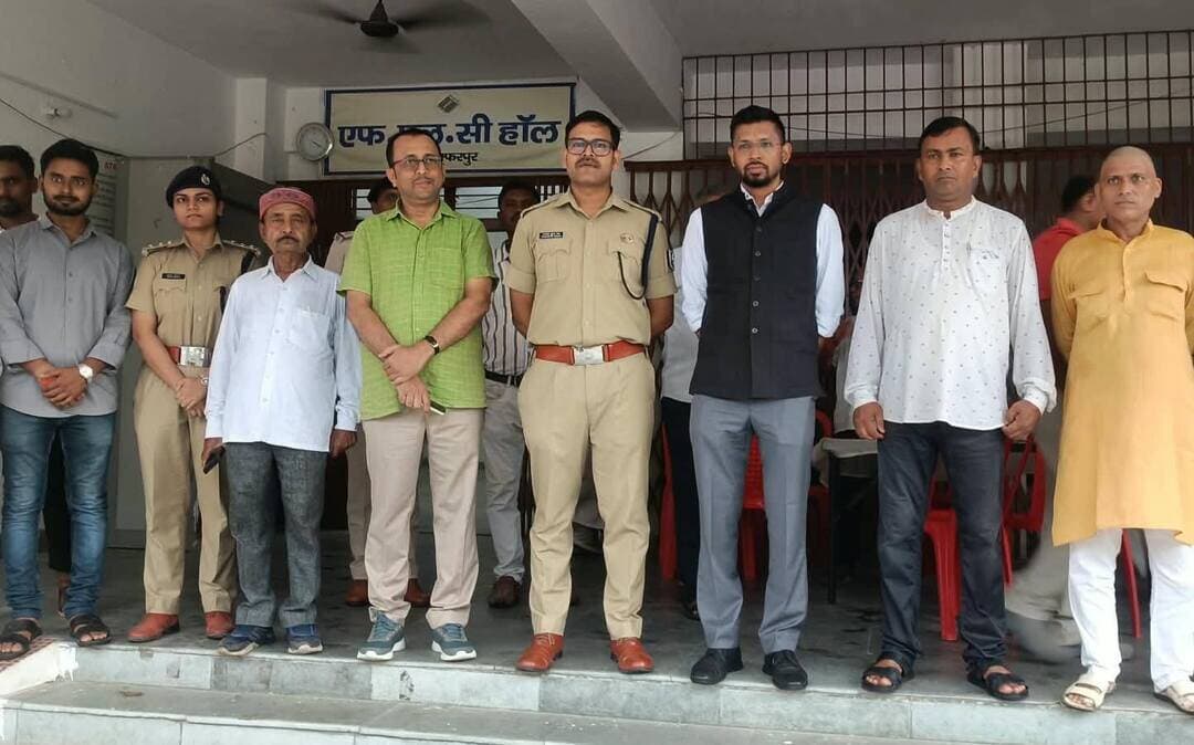 जिला निर्वाचन पदाधिकारी-सह-जिलाधिकारी, मुजफ्फरपुर श्री कुमार गौरव एवं वरीय पुलिस अधीक्षक, मुजफ्फरपुर श्री कांतेश कुमार मिश्र द्वारा आज सिकंदरपुर स्थित *ईवीएम-वीवीपैट वेयरहाउस का संयुक्त निरीक्षण* किया गया। भारत निर्वाचन आयोग द्वारा निर्धारित दिशा-निर्देशों के अनुसार यह मासिक निरीक्षण था। इस अवसर पर विभिन्न राजनैतिक दलों के प्रतिनिधिगण भी उपस्थित थे।
जिलाधिकारी व वरीय पुलिस अधीक्षक द्वारा राजनैतिक दलों के प्रतिनिधियों की उपस्थिति में वेयरहाउस में संधारित ईवीएम एवं वीवीपैट कक्षों का निरीक्षण किया गया तथा सुरक्षा व्यवस्था सहित आयोग द्वारा निर्धारित प्रोटोकॉल के अनुपालन का ज़ायज़ा लिया गया। *सुरक्षा व्यवस्था भारत निर्वाचन आयोग द्वारा निर्धारित मापदंडों के अनुसार सुदृढ़ है। सीसीटीवी से लगातार मॉनिटरिंग* की जा रही है। अधिकारीद्वय द्वारा अनुमंडल पदाधिकारी; अनुमंडल पुलिस पदाधिकारी एवं उप निर्वाचन पदाधिकारी को ईवीएम वेयरहाउस के संचालन में भारत निर्वाचन आयोग के मानकों का अक्षरशः अनुपालन सदैव सुनिश्चित करने का निदेश दिया गया।
मान्यता प्राप्त राजनीतिक दलों के अधिकृत प्रतिनिधियों द्वारा वेयरहाउस के अवलोकन के उपरांत आयोग द्वारा निर्धारित मानकों के अनुपालन पर हर्ष व्यक्त किया गया।
विदित हो कि वेयर हाउस में इलेक्ट्रॉनिक्स कार्पोरेशन ऑफ इंडिया लिमिटेड (ईसीआईएल), हैदराबाद द्वारा निर्मित M3 ईवीएम एवं वीवीपैट संधारित है। भारत निर्वाचन आयोग के दिशा-निर्देशों के अनुसार जिलाधिकारी व वरीय पुलिस अधीक्षक द्वारा इसका नियमित निरीक्षण किया जाता है।
इस अवसर पर मान्यता प्राप्त राजनीतिक दलों के अधिकृत प्रतिनिधि, उप निर्वाचन पदाधिकारी एवं अन्य पदाधिकारी भी उपस्थित थे।