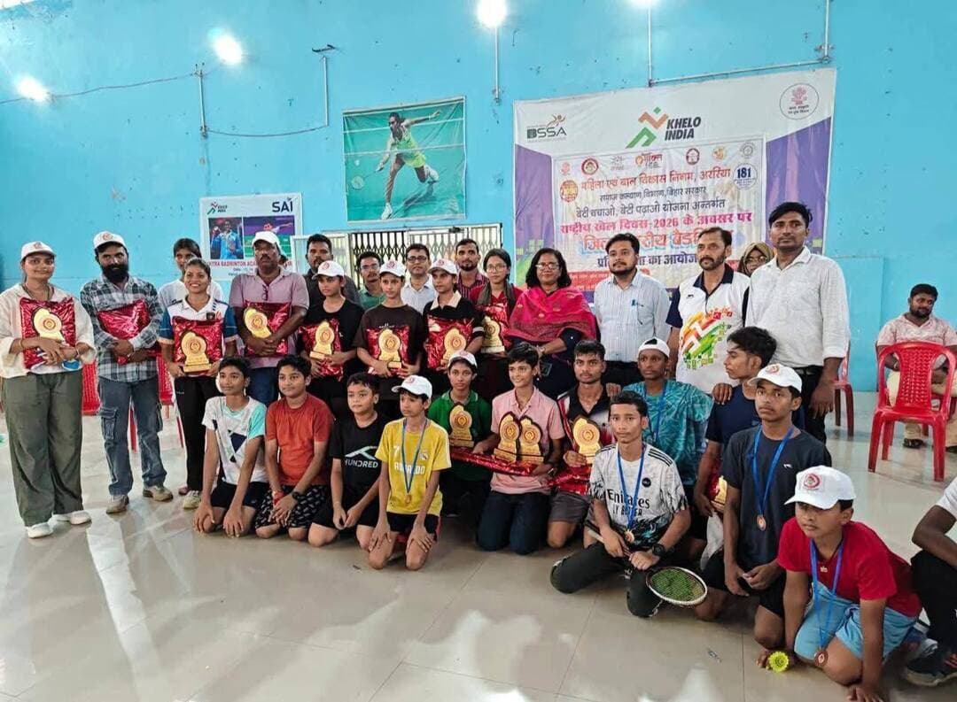 अररिया में राष्ट्रीय खेल दिवस पर प्रतिभाओं का सम्मान, बैडमिंटन व थाँगता प्रतियोगिता का आयोजन
राष्ट्रीय खेल दिवस के अवसर पर अररिया में खेल प्रतिभाओं को प्रोत्साहित करने के उद्देश्य से विभिन्न खेल प्रतियोगिताओं का आयोजन किया गया। खेल विभाग, महिला एवं बाल विकास निगम, अररिया तथा जिला प्रशासन के संयुक्त तत्वावधान में बेटी बचाओ बेटी पढ़ाओ योजना के अंतर्गत इंडोर स्टेडियम, अररिया में जिला स्तरीय बैडमिंटन प्रतियोगिता का आयोजन किया गया। वहीं, खेल भवन सह व्यायामशाला, अररिया में थाँगता प्रतियोगिता का भी आयोजन हुआ। इसके अलावा जिले के विभिन्न विद्यालयों में भी राष्ट्रीय खेल दिवस के अवसर पर खेलकूद प्रतियोगिताएं आयोजित की गईं।
बैडमिंटन प्रतियोगिता का उद्घाटन जिला प्रोग्राम पदाधिकारी श्रीमती कविता कुमारी एवं जिला खेल पदाधिकारी श्री सन्याल कुमार ने मेजर ध्यानचंद को पुष्प अर्पित कर किया। इस अवसर पर जिला प्रोग्राम पदाधिकारी ने मेजर ध्यानचंद के खेल योगदान को याद करते हुए कहा कि शिक्षा के साथ खेल भी बच्चों के सर्वांगीण विकास का महत्वपूर्ण माध्यम है। उन्होंने बेटियों को शिक्षा, साहस और आत्मविश्वास के साथ आगे बढ़ने तथा महिलाओं को सामाजिक एवं आर्थिक रूप से सशक्त बनने का संदेश दिया। उन्होंने सभी प्रतिभागियों को उज्ज्वल भविष्य की शुभकामनाएं दीं।
जिला खेल पदाधिकारी ने खेलों के महत्व पर प्रकाश डालते हुए अभिभावकों से बच्चों की रुचि के अनुरूप उन्हें खेलों में आगे बढ़ने के लिए प्रोत्साहित करने की अपील की। प्रतियोगिता का शुभारंभ खिलाड़ियों के बीच शॉट लगाकर किया गया।
बैडमिंटन प्रतियोगिता में बालिका एवं बालक वर्ग की सिंगल और डबल स्पर्धाओं के साथ जूनियर एवं सीनियर वर्ग के खिलाड़ियों ने उत्साहपूर्वक हिस्सा लिया। विभिन्न विद्यालयों से पहुंचे छात्र-छात्राओं ने पूरे उत्साह और खेल भावना के साथ अपनी प्रतिभा का प्रदर्शन किया।
विजेता प्रतिभागी की सूची :-
बैडमिंटन सिंगल वर्ग -
1. प्रकृति प्रभाकर विजेता
2. नजीफा नाज उपविजेता
डबल वर्ग -
1. स्नेहा भारती एवं प्रकृति विजेता
2. सना इस्माइल एवं कायनात प्रवीण उपविजेता
बालक सिंगल वर्ग -
1. मनीष कुमार विजेता
2. इमाम हसन उपविजेता
बेटी बचाओ बेटी पढ़ाओ योजना के तहत सभी प्रतिभागियों को योजना के लोगोयुक्त टी-शर्ट एवं टोपी प्रदान की गई। विजेताओं एवं उपविजेताओं को आकर्षक ट्रॉफी तथा लोगोयुक्त ट्रैक सूट देकर सम्मानित किया गया।
थाँगता प्रतियोगिता में खिलाड़ियों ने दिखाया दमखम
राष्ट्रीय खेल दिवस के अवसर पर खेल भवन सह व्यायामशाला में आयोजित थाँगता प्रतियोगिता में सब-जूनियर, जूनियर एवं सीनियर वर्ग के खिलाड़ियों ने भाग लिया। खिलाड़ियों ने उत्साह एवं खेल भावना के साथ मुकाबलों में हिस्सा लेते हुए अपनी प्रतिभा और कौशल का प्रदर्शन किया।
प्रतियोगिता में जिगर, सगुण, जाह्नवी, आँचल, रौनक, असद, अप्रीता एवं रुद्रा ने शानदार प्रदर्शन करते हुए गोल्ड मेडल हासिल किया। वहीं विनायक, प्राणशु, कृतिका, आस्था, कृष्ण, ओम एवं विद्या ने उत्कृष्ट प्रदर्शन कर सिल्वर मेडल प्राप्त किया।
राष्ट्रीय खेल दिवस के अवसर पर जिले के विभिन्न स्कूलों में भी खेलकूद प्रतियोगिताओं का आयोजन कर विद्यार्थियों को खेलों के प्रति जागरूक एवं प्रोत्साहित किया गया।