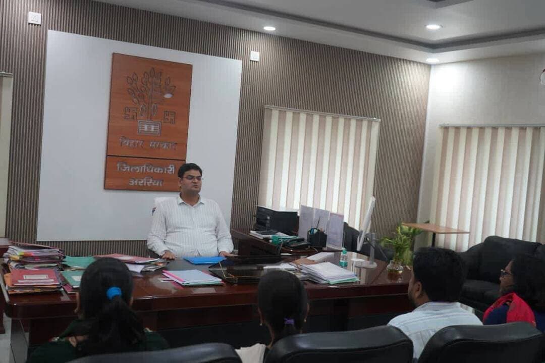 अररिया जिला पदाधिकारी ने की ICDS के कार्यों की समीक्षा, आंगनवाड़ी केंद्रों में शौचालय निर्माण कार्य शीघ्र पूर्ण कराने का दिया निर्देश
अररिया जिला पदाधिकारी विनोद दूहन की अध्यक्षता में समेकित बाल विकास सेवा (ICDS) की समीक्षा बैठक आयोजित की गई। बैठक में आंगनवाड़ी केंद्रों के आधारभूत संरचना विकास, भवन, शौचालय निर्माण तथा पोषण ट्रैकर पर दर्ज प्रगति की विस्तृत समीक्षा की गई।
बैठक के दौरान बताया गया कि जिले के 85 आंगनवाड़ी केंद्रों में शौचालय निर्माण के लिए लोक स्वास्थ्य अभियंत्रण विभाग को कार्य सौंपा गया है। इस संबंध में जिला पदाधिकारी द्वारा कार्यपालक अभियंता, PHED को सभी संबंधित आंगनवाड़ी केंद्रों में शौचालय निर्माण का कार्य अविलंब पूर्ण कराने का निर्देश दिया गया, ताकि केंद्रों पर बच्चों एवं लाभार्थियों को आवश्यक मूलभूत सुविधाएं उपलब्ध हो सकें।
आंगनवाड़ी भवन निर्माण की समीक्षा के क्रम में सभी संबंधित अंचल अधिकारियों को आंगनवाड़ी भवन निर्माण हेतु आवश्यक भूमि का अनापत्ति प्रमाण-पत्र उपलब्ध कराने का निर्देश दिया गया। जिला पदाधिकारी ने भवन निर्माण से संबंधित प्रक्रियाओं को समयबद्ध तरीके से पूरा कराने को लेकर भी आवश्यक निर्देश दिए।
बैठक में पोषण ट्रैकर की भी विस्तृत समीक्षा की गई। पोषण ट्रैकर पर विभिन्न सेवाओं एवं लाभार्थियों से संबंधित आंकड़ों की प्रविष्टि तथा अद्यतन स्थिति की समीक्षा करते हुए सभी बाल विकास परियोजना पदाधिकारियों को आवश्यक सुधार सुनिश्चित करने का निर्देश दिया गया। साथ ही, पोषण ट्रैकर पर उपलब्ध आंकड़ों की गुणवत्ता, शुद्धता एवं समयबद्ध अद्यतन करने भी निर्देश दिए गए।
जिला पदाधिकारी ने सभी संबंधित पदाधिकारियों को निर्देशित किया कि ICDS से जुड़ी योजनाओं एवं सेवाओं का लाभ पात्र लाभार्थियों तक प्रभावी एवं समयबद्ध तरीके से पहुंचाना सुनिश्चित करें तथा लंबित कार्यों को प्राथमिकता के आधार पर पूरा करें। बैठक में ICDS से संबंधित अन्य महत्वपूर्ण बिंदुओं की भी समीक्षा की गई तथा निर्धारित लक्ष्यों की प्राप्ति के लिए संबंधित अधिकारियों को आवश्यक दिशा-निर्देश दिए गए।