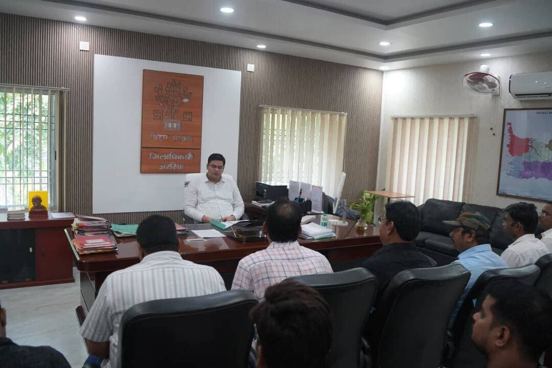 अररिया विद्यार्थी सहयोग पोर्टल पर प्राप्त आवेदनों के त्वरित निष्पादन का निर्देश
अररिया जिला पदाधिकारी विनोद दूहन द्वारा उनके कार्यालय कक्ष वेश्म में विद्यार्थी सहयोग पोर्टल पर प्राप्त आवेदनों के निष्पादन की समीक्षा बैठक आयोजित की गई। समीक्षा के दौरान पोर्टल पर प्राप्त आवेदनों की स्थिति एवं उनके निष्पादन की प्रगति की विस्तृत जानकारी ली गई।
समीक्षा के क्रम में नोडल पदाधिकारी द्वारा बताया गया कि विद्यार्थी सहयोग शिविर में कुल 41 आवेदन प्राप्त हुए हैं। इनमें से 09 आवेदनों का विद्यार्थी सहयोग पोर्टल पर निबंधन किया जा चुका है, जबकि 06 आवेदनों का निष्पादन किया गया है।
जिला पदाधिकारी ने समीक्षा के दौरान सभी संबंधित नोडल पदाधिकारियों को स्पष्ट निर्देश दिया कि विद्यार्थी सहयोग शिविर में प्राप्त सभी आवेदनों का अनिवार्य रूप से विद्यार्थी सहयोग पोर्टल पर ऑनलाइन निबंधन सुनिश्चित किया जाए। साथ ही, प्राप्त आवेदनों की सम्यक् एवं गुणवत्तापूर्ण जांच करते हुए उनका निर्धारित समय-सीमा के अंदर निष्पादन सुनिश्चित करने का निर्देश दिया गया।
उन्होंने कहा कि विद्यार्थियों से संबंधित मामलों के निष्पादन में किसी भी स्तर पर अनावश्यक विलंब नहीं होना चाहिए। सभी संबंधित पदाधिकारी एवं कर्मी पोर्टल पर प्राप्त आवेदनों की नियमित रूप से समीक्षा करते हुए लंबित मामलों का प्राथमिकता के आधार पर निष्पादन करें।
जिला पदाधिकारी ने संबंधित अधिकारियों को निर्देशित किया कि आवेदन के निष्पादन की प्रक्रिया को पारदर्शी, त्वरित एवं प्रभावी बनाया जाए, ताकि विद्यार्थियों को सरकारी सेवाओं एवं सहायता का लाभ समय पर प्राप्त हो सके।
बैठक में जिला पंचायत राज पदाधिकारी, जिल शिक्षा पदाधिकारी, जिला कल्याण पदाधिकारी, जिला जनसंपर्क पदाधिकारी, सहायक निदेशक दिव्यांजन सहित संबंधित पदाधिकारीगण उपस्थित थे।