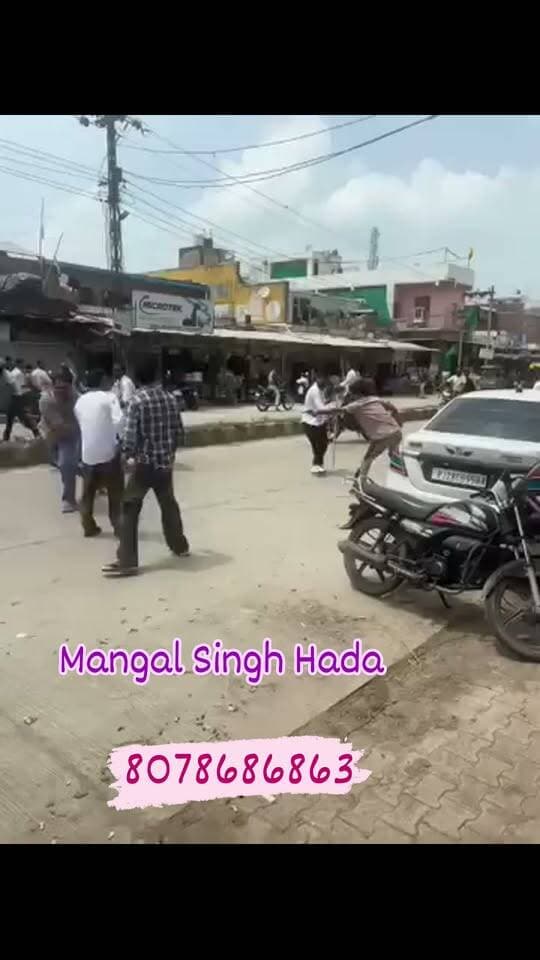बारां शहर के मांगरोल रोड़ पर पैसों के विवाद में सरे बाजार भिड़े दो पक्ष, दोनो पक्षो में सड़क पर जमकर चले लाठी डंडे, शराब ठेके के लेनदेन से संबंधित विवाद की सामने आ रही बात, सरेराह अवैध देशी बंदूक से फायरिंग का वीडियो भी आया सामने।
#dcdmbaran #baransp #baran #BaranPolice
