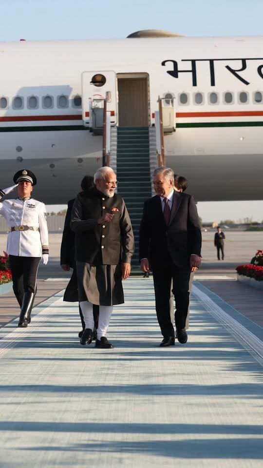 वन्दे भारत लाइव न्यूज़ 🇮🇳🇺🇿 प्रधानमंत्री नरेंद्र मोदी का ताशकंद में गर्मजोशी से स्वागत
प्रधानमंत्री नरेंद्र मोदी ताशकंद पहुंचे, जहां उज्बेकिस्तान के राष्ट्रपति शवकत मिर्जियोयेव ने उनका गर्मजोशी से स्वागत किया।
यह प्रधानमंत्री मोदी की उज्बेकिस्तान की चौथी यात्रा है, जो भारत और उज्बेकिस्तान के बीच गहरे होते और लगातार मजबूत हो रहे संबंधों को दर्शाती है।
📸 देखिए ताशकंद पहुंचने के खास दृश्य।
#PMModi #IndiaUzbekistan #Tashkent #NarendraModi #IndiaUzbekistanRelations