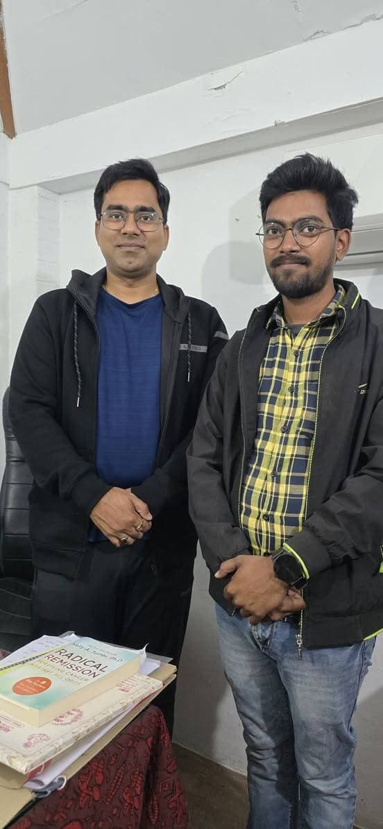 सिमरी बख्तियारपुर के लोकप्रिय एसडीपीओ मुकेश कुमार ठाकुर सर का तबादला हम सभी के लिए एक भावुक पल है। अपने कार्यकाल के दौरान उन्होंने कानून-व्यवस्था और जनता की समस्याओं के प्रति जिस जिम्मेदारी, ईमानदारी और संवेदनशीलता के साथ काम किया, उसे हमेशा याद रखा जाएगा।
पद और जगह बदल सकती है, लेकिन अच्छे व्यवहार से लोगों के दिलों में बनाई गई जगह कभी नहीं बदलती। ❤️
नई जिम्मेदारी के लिए आपको दिल से ढेर सारी शुभकामनाएं। ईश्वर आपको हर कदम पर सफलता, सम्मान और खुशियां प्रदान करें। 🙏💐
सिमरी बख्तियारपुर आपको हमेशा याद रखेगा सर…
विदाई नहीं, फिर मुलाकात होगी। 😔🙏💐
#SDPOMukeshKumarThakur #SimriBakhtiyarpur #Farewell #BestWishes #EmotionalPost