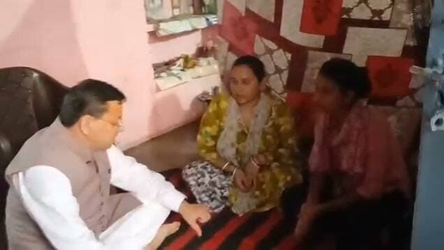 मुख्यमंत्री धामी ने लोकल फॉर वोकल को दिया बढ़ावा,लोहियाहैड में पैदल चलकर रवि के स्टॉल पर खाई टिकी।
खटीमा 28 अगस्त 2026
प्रदेश के मुख्यमंत्री पुष्कर सिंह धामी ने 'लोकल फॉर वोकल' अभियान को धरातल पर बढ़ावा देते हुए एक अनूठी पहल की। मुख्यमंत्री लोहियाहैड में पैदल चलकर आम जनता के बीच पहुंचे और वहां प्रसिद्ध रवि स्टॉल पर रुककर टिकी खाई। उनकी इस सादगी ने स्थानीय लोगों का दिल जीत लिया और छोटे व्यवसायियों को प्रोत्साहित करने का एक मजबूत संदेश दिया टिकी का स्वाद लेने के साथ ही मुख्यमंत्री ने वहां मौजूद दुकानदारों और स्थानीय नागरिकों से बेहद आत्मीय माहौल में बातचीत की। इस अवसर पर मुख्यमंत्री ने कहा कि स्थानीय उत्पादों और छोटे व्यवसायियों को बढ़ावा देना हम सभी की सामूहिक जिम्मेदारी है। लोकल फॉर वोकल केवल एक नारा नहीं,बल्कि हमारे राज्य और देश की आत्मनिर्भरता का प्रमुख स्तंभ है। जब हम स्थानीय दुकानों और उत्पादों को अपनाएंगे,तभी हमारे क्षेत्र की अर्थव्यवस्था मजबूत होगी और स्वरोजगार को सीधी प्रेरणा मिलेगी।
मुख्यमंत्री को पैदल चलकर आते देख स्थानीय लोगों और व्यापारियों में खासा उत्साह देखने को मिला। ग्रामीणों और दुकानदारों ने मुख्यमंत्री के इस सहज व्यवहार और स्थानीय व्यवसायों के प्रति उनके इस समर्थन की सराहना की।