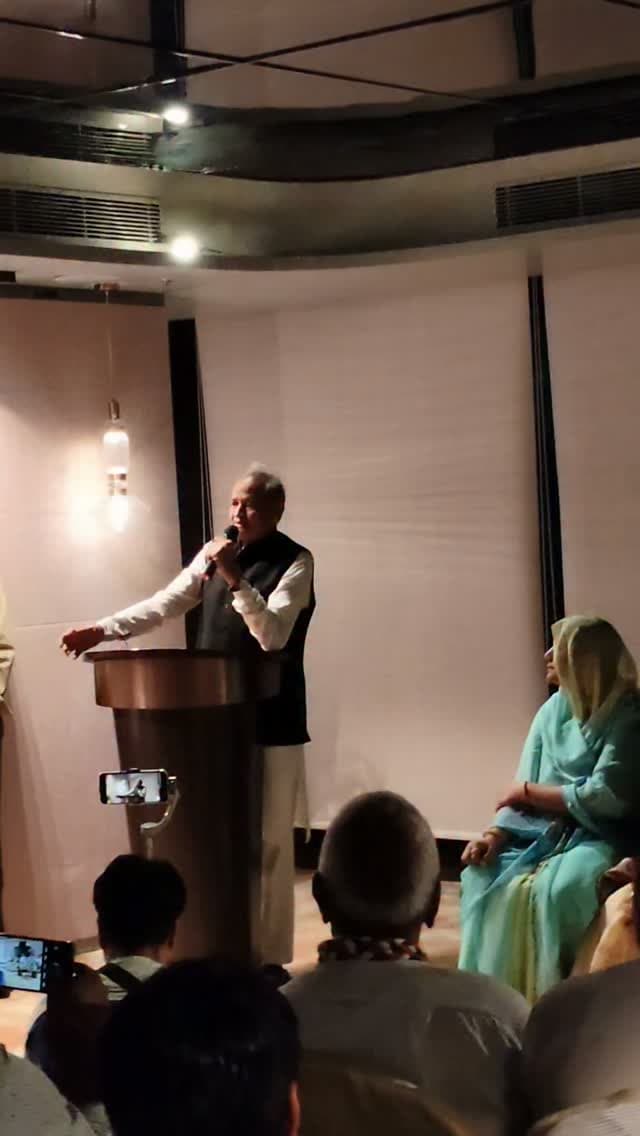 अन्नपूर्णा योजना बंद होने पर अशोक गहलोत का हमला
पूर्व मुख्यमंत्री अशोक गहलोत ने उदयपुर में कांग्रेस कार्यकर्ताओं को संबोधित करते हुए अन्नपूर्णा योजना बंद किए जाने पर गहरा दुख जताया। उन्होंने बताया कि उनके घर कोई व्यक्ति खाली थैला लेकर आया और बोला, “साब, आपकी फोटो हटा दें, अपनी लगा दें… लेकिन स्कीम बंद क्यों कर रहे हैं?”
#udaipur #mewar #trendingudaipur #rajasthan #ashokgehlot
