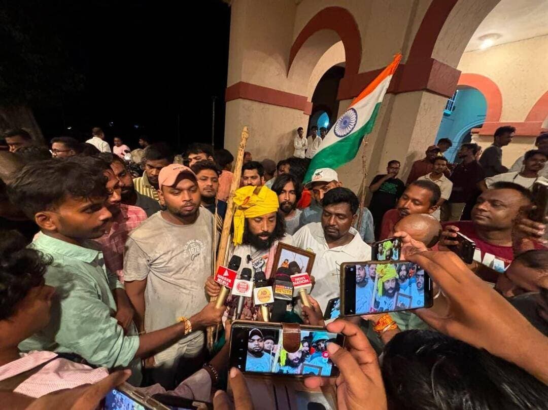 भर्ती सुधार यात्रा पहुंची पाकुड़ और साहिबगंज, छात्रों ने उठाई परीक्षा व्यवस्था में सुधार की मांग
पाकुड़/साहिबगंज। झारखंड में JPSC और JSSC की प्रतियोगी परीक्षाओं में कथित धांधली और अनियमितताओं के खिलाफ छात्रों का आंदोलन जारी है। इसी कड़ी में चल रही भर्ती सुधार यात्रा के छठे दिन शनिवार को पाकुड़ और साहिबगंज पहुंची।
यात्रा की शुरुआत पाकुड़ में सिदो-कान्हू और चांद-भैरव की प्रतिमाओं पर माल्यार्पण के साथ हुई। इस दौरान उनके संघर्ष और वीर गाथाओं को याद किया गया। तेज धूप के बावजूद यात्रा में छात्रों का उत्साह बना रहा।
इसके बाद यात्रा साहिबगंज जिले के बरहरवा पहुंची, जहां छात्रों ने सरकार की भर्ती व्यवस्था के प्रति नाराजगी जताई और सामूहिक प्रेस कॉन्फ्रेंस की।
शाम को यात्रा राजमहल पहुंची। यहां राजमहल चौक से स्टेशन चौक तक छात्रों और अभिभावकों ने पदयात्रा निकाली। बारिश के बीच भी बड़ी संख्या में लोग पदयात्रा में शामिल रहे। छात्र नेता देवेंद्र नाथ महतो के नेतृत्व में शहीदों के जयकारे लगाए गए।
देवेंद्र नाथ महतो ने कहा कि “संथाल परगना की धरती आंदोलनकारियों की धरती रही है।” उन्होंने कहा कि क्षेत्र के छात्र और युवा सरकार की भर्ती व्यवस्था को लेकर नाराज हैं। सरकार को भर्ती प्रक्रिया में पारदर्शिता लाने के साथ जरूरी सुधार करने चाहिए।
उन्होंने कहा कि छात्रों और युवाओं के भविष्य से जुड़े इस मुद्दे पर सरकार को गंभीरता से पहल करनी चाहिए और प्रतियोगी परीक्षाओं में पारदर्शिता व निष्पक्षता सुनिश्चित करनी चाहिए।
भर्ती सुधार यात्रा का सातवां दिन रविवार को गोड्डा जिले में होगा।
#भर्ती_सुधार_यात्रा #JPSC #JSSC #झारखंड #पाकुड़ #साहिबगंज #राजमहल #गोड्डा #देवेंद्रनाथमहतो #छात्रआंदोलन #भर्ती_सुधार #युवा_आंदोलन #परीक्षा_में_पारदर्शिता #JharkhandNews #JPSCJSSC