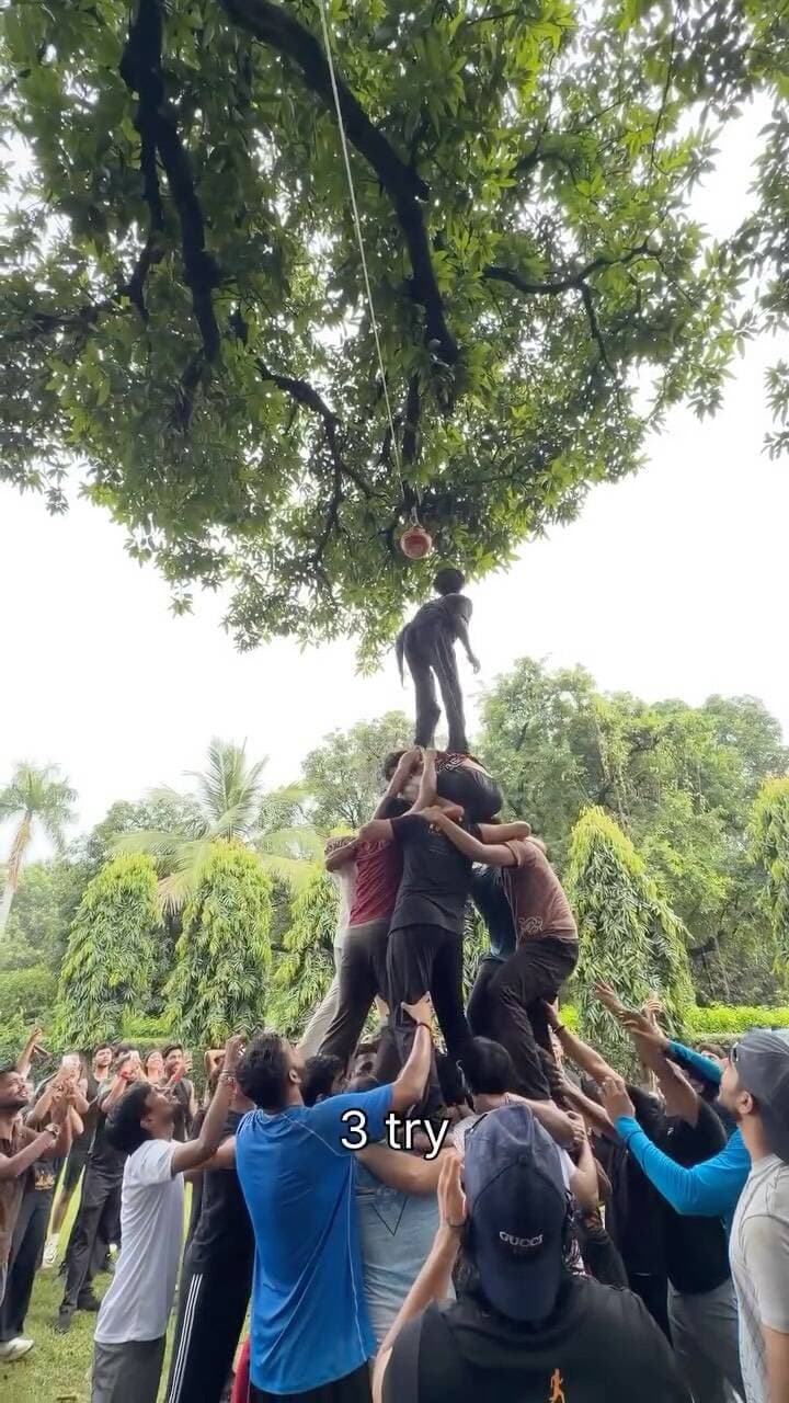 Govinda ala re ala @runbanaras mataki fodo kya badia raha ye , sardar ji ne haar nai mani tod k hi mana mataki