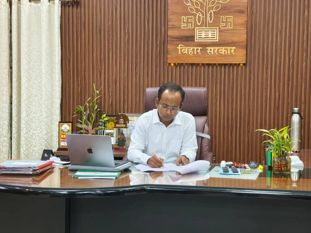 नगर विकास एवं आवास विभाग की योजनाओं की जिला पदाधिकारी ने की समीक्षा, लंबित योजनाओं को शीघ्र पूर्ण करने तथा निर्माण कार्यों में गुणवत्ता सुनिश्चित करने का निर्देश।
आज दिनांक 29 अगस्त 2026 को जिला पदाधिकारी, नवादा श्री रवि प्रकाश की अध्यक्षता में उनके कार्यालय कक्ष में नगर विकास एवं आवास विभाग के अंतर्गत संचालित विभिन्न योजनाओं की समीक्षात्मक बैठक आयोजित की गई। बैठक में जिले के विभिन्न नगर निकायों में संचालित विकास एवं निर्माण कार्यों की प्रगति की विस्तारपूर्वक समीक्षा की गई।
बैठक के प्रारंभ में बुडको के उप परियोजना निदेशक श्री कुंदन कुमार त्रिपाठी द्वारा मुख्यमंत्री समग्र शहरी विकास योजना के अंतर्गत संचालित योजनाओं की प्रगति से जिला पदाधिकारी को अवगत कराया गया। बताया गया कि वित्तीय वर्ष 2024-25 में कुल 15 योजनाओं का चयन किया गया था, जिनमें से 13 योजनाओं का कार्य पूर्ण कर लिया गया है तथा 02 योजनाओं का कार्य लंबित है। इस पर जिला पदाधिकारी ने लंबित योजनाओं को शीघ्र पूर्ण कराने का निर्देश दिया।
वहीं, वित्तीय वर्ष 2025-26 में कुल 14 योजनाओं का चयन किया गया है, जिनमें से 07 योजनाओं का कार्य पूर्ण हो चुका है तथा 06 योजनाओं की निविदा प्रक्रिया पूर्ण कर ली गई है। जिला पदाधिकारी ने शेष योजनाओं में आवश्यक कार्रवाई करते हुए कार्य शीघ्र प्रारंभ कराने तथा निर्धारित समय-सीमा के भीतर पूर्ण कराने का निर्देश दिया।
नगर परिषद, नवादा अंतर्गत मंगर बिगहा पुल के पार से बुधौल होते हुए एन.एच.-20 तक नाला निर्माण कार्य की भी समीक्षा की गई। उप परियोजना निदेशक, बुडको द्वारा बताया गया कि उक्त कार्य पूर्ण कर लिया गया है। इस पर जिला पदाधिकारी ने कार्यपालक पदाधिकारी, नगर परिषद, नवादा को स्थल का स्वयं निरीक्षण कर कार्य की गुणवत्ता की जांच करने तथा निर्माण कार्य की गुणवत्ता सुनिश्चित करने का निर्देश दिया।
नगर परिषद, नवादा अंतर्गत गोवर्धन मंदिर से यादव चौक, वीआईपी कॉलोनी होते हुए गोनावां आहर तक नाला एवं सड़क निर्माण कार्य की समीक्षा के क्रम में कार्य प्रारंभ नहीं होने पर जिला पदाधिकारी ने नाराजगी व्यक्त की। उन्होंने निर्देश दिया कि यदि संबंधित एजेंसी द्वारा 30 सितंबर 2026 तक कार्य प्रारंभ नहीं किया जाता है, तो संबंधित एजेंसी का एकरारनामा रद्द करते हुए नियमानुसार आवश्यक कार्रवाई सुनिश्चित की जाए इसके साथ ही नगर परिषद नवादा में निर्माणाधीन विद्युत शवदाहगृह के निर्माण में विलंब पर संवेदक के विरुद्ध पेनाल्टी लगाने का निर्देश बुडको को दिया गया।
नगर परिषद, हिसुआ की समीक्षा के क्रम में वार्ड संख्या-08 स्थित पांचू तालाब के चारों ओर चहारदीवारी एवं गेट निर्माण, बोरिंग की व्यवस्था तथा विभिन्न स्थानों पर शौचालय निर्माण से संबंधित कार्यों की प्रगति की समीक्षा की गई। उप परियोजना निदेशक, बुडको द्वारा बताया गया कि उक्त कार्य प्रगति पर है। जिला पदाधिकारी ने निर्माण कार्य को गुणवत्तापूर्ण तरीके से शीघ्र पूर्ण कराने का निर्देश दिया। वहीं, हिसुआ-नवादा मुख्य मार्ग से अंदर बाजार होते हुए महादेव मोड़ तक पेवर ब्लॉक निर्माण कार्य पूर्ण कर लिया गया है।
इसके साथ ही बताया गया कि नगर परिषद, वारिसलीगंज अंतर्गत साम्बेग्राम में सुरेश राम के घर से गणेश पाठक के घर तक पीसीसी ढलाई का निर्माण कार्य पूर्ण कर लिया गया है।
समीक्षा के दौरान बताया गया कि नगर पंचायत, रजौली अंतर्गत वार्ड संख्या-01 में आंगनबाड़ी केंद्र से धनार्जय नदी तक मिट्टी भराई एवं पथ निर्माण कार्य पूर्ण कर लिया गया है। इसके अतिरिक्त महादेव मोड़ से सिरोडाबर तक सड़क निर्माण कार्य भी पूर्ण कर लिया गया है।
बैठक के अंत में जिला पदाधिकारी ने सभी संबंधित कार्यपालक पदाधिकारियों को नियमित रूप से निर्माणाधीन एवं पूर्ण योजनाओं के कार्यस्थलों का निरीक्षण करने, निर्माण कार्यों की सतत निगरानी सुनिश्चित करने तथा योजनाओं की प्रगति का नियमित प्रतिवेदन तैयार कर मुख्यालय को समर्पित करने का निर्देश दिया।
नवादा से राकेश कुमार चन्दन की रिपोर्ट !
