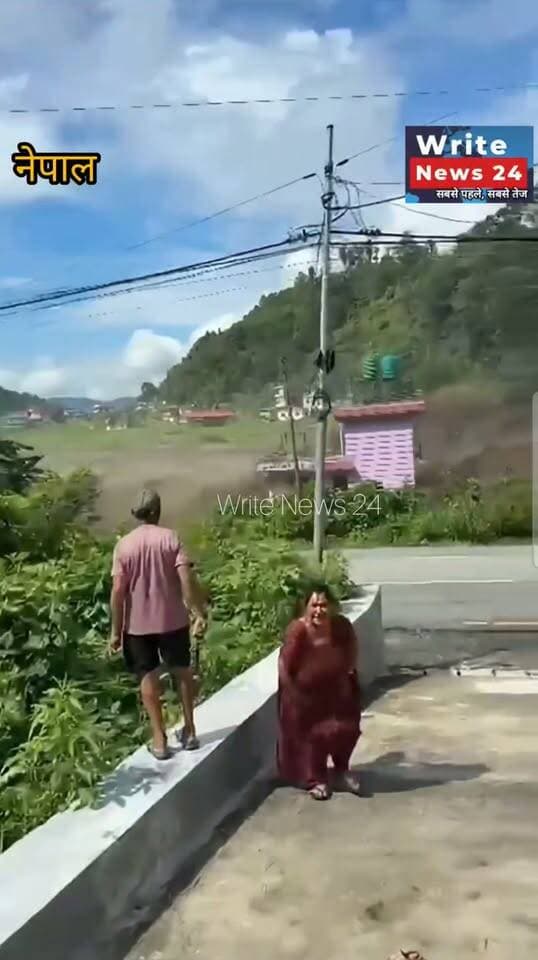 नेपाल से बाढ़ का एक और वीडियो आया सामने, कुछ सेकेंड की देर ले सकती थी 2 बच्चों सहित मां की जिंदगी, लेकिन मां अपने बच्चों को बचाने में सफल रही ।
#nepal #flood