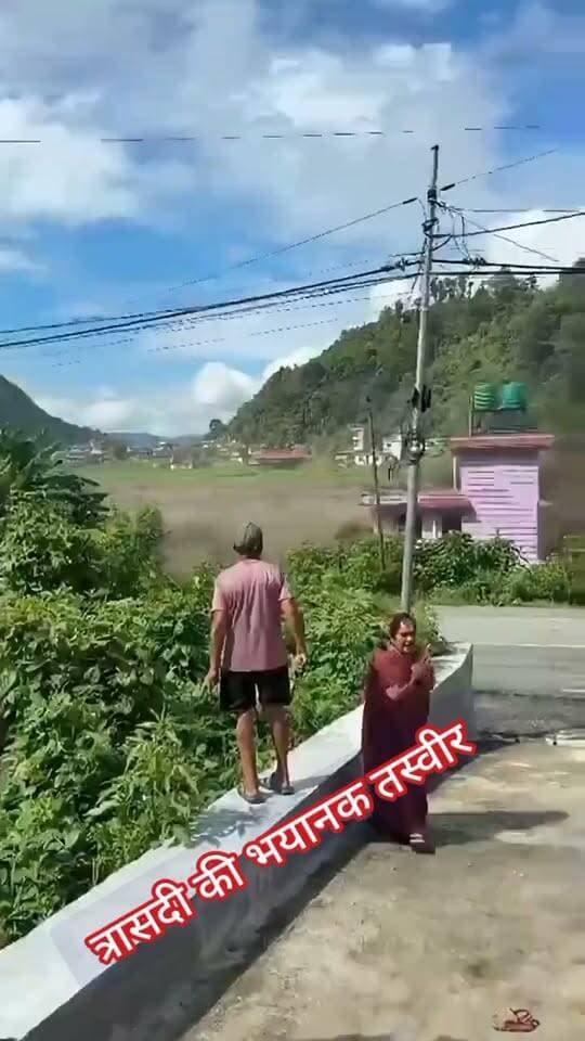 💔 पल भर में उजड़ गया जिंदगी भर का सपना... 😢
जिस घर को बनाने में इंसान अपनी पूरी जिंदगी की कमाई, मेहनत और सपने लगा देता है, अगर वही घर उसकी आंखों के सामने बाढ़ के तेज बहाव में बह जाए, तो उस दर्द को शब्दों में बयां करना आसान नहीं है। 🏠🌊
नेपाल में आई विनाशकारी बाढ़ ने हजारों लोगों के सपनों को तबाह कर दिया। किसी का आशियाना उजड़ गया, किसी की जीवन भर की जमा-पूंजी पानी में बह गई और कई परिवार बेघर होकर मदद की आस लगाए बैठे हैं। 💔🙏
प्रकृति के इस भयावह रूप को देखकर दिल कांप उठता है।
ईश्वर सभी प्रभावित परिवारों की रक्षा करें और उन्हें इस भयानक त्रासदी से उबरने की ताकत दें। 🙏😢
🇳🇵 नेपाल की इस आपदा में पीड़ित लोगों के साथ हमारी संवेदनाएं हैं।
Public maharajganj
#NepalFlood #PrayForNepal #Nepal #Flood #FloodDisaster #NaturalDisaster #StaySafe #SaveLives #HelpNepal #BreakingNews #ViralNews #Disaster #FloodAlert #PublicMaharajganjNews #NewsUpdate #TrendingNews