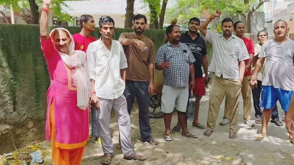 गुरुग्राम की जनता अब नींद से जाग चुकी है या तो पार्षद, मेयर, विधायक और प्रशासनिक अधिकारी अपने वार्ड और अपनी विधानसभा में काम किजिए काम नहीं कर सकते तो इस्तिफा दिजिए। गुरुग्राम की जनता मुलभूत सुविधाऐं ना मिलने के कारण गुरुग्राम के नेताओं और अधिकारियों पर हुई आक्रोशित। किसी ने लगाए नेताओं के खिलाफ हाय हाय के नारे तो किसी ने दी रोड जाम करने और भूख हड़ताल करने की चेतावनी।