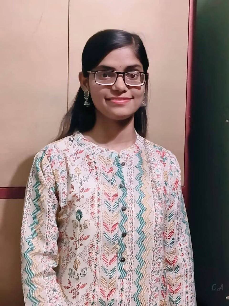 आटा चक्की चलाने वाले पिता की बेटी ने रचा इतिहास, पहले ही प्रयास में UGC NET-JRF क्वालीफाई कर बनीं मिसाल
मऊ। जिले के अलीनगर की रहने वालीं प्रीति गुप्ता ने अपनी मेहनत और लगन से परिवार के साथ-साथ पूरे क्षेत्र का नाम रोशन किया है। प्रीति ने अपने पहले ही प्रयास में UGC NET-JRF (असिस्टेंट प्रोफेसर) परीक्षा क्वालीफाई कर सफलता की नई मिसाल कायम की है।
प्रीति के पिता शिव शंकर गुप्ता अलीनगर में आटा की चक्की चलाते हैं। सीमित संसाधनों के बीच भी उन्होंने अपनी बेटी की पढ़ाई और उसके सपनों को हमेशा प्राथमिकता दी। वहीं, प्रीति ने भी माता-पिता के सपनों को अपनी आंखों में सजाकर लगातार मेहनत जारी रखी।
प्रीति ने बनारस से मास्टर्स की पढ़ाई के दौरान, पहले वर्ष में ही UGC NET-JRF की तैयारी शुरू की और अपने पहले अटेम्प्ट में परीक्षा क्वालीफाई कर ली। उनकी इस उपलब्धि ने यह साबित कर दिया कि सफलता के लिए बड़े संसाधनों से ज्यादा जरूरी मेहनत, लगन और लक्ष्य के प्रति समर्पण होता है।
प्रीति की सफलता की खबर मिलते ही परिवार और आसपास के लोगों में खुशी का माहौल है। परिजनों और शुभचिंतकों ने उन्हें बधाई देते हुए उनके उज्ज्वल भविष्य की कामना की।
एक साधारण परिवार से निकलकर राष्ट्रीय स्तर की प्रतिष्ठित परीक्षा में पहले ही प्रयास में सफलता हासिल करने वालीं प्रीति आज उन तमाम विद्यार्थियों के लिए प्रेरणा बन गई हैं, जो सीमित संसाधनों के बावजूद बड़े सपने देखते हैं।
प्रीति की कहानी यही संदेश देती है, सपने अगर सच्चे हों और मेहनत लगातार हो, तो परिस्थितियां सफलता की राह नहीं रोक सकतीं।