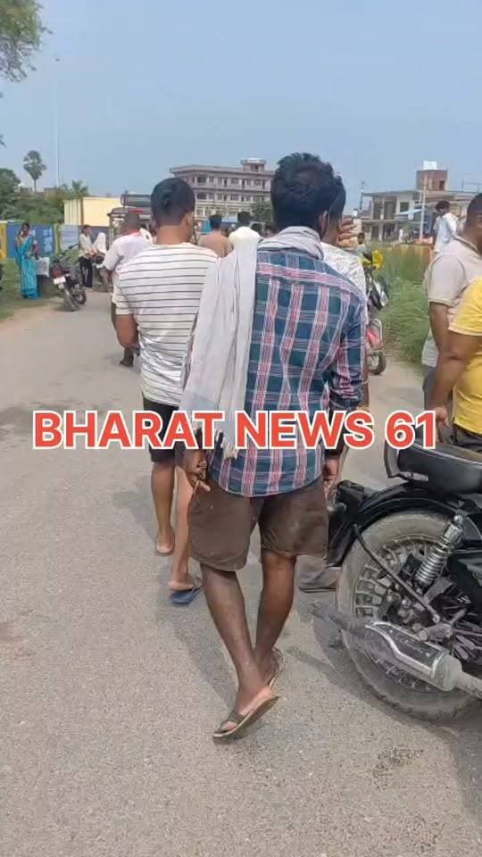 ब्रेकिंग न्यूज़
सेवराई तहसील के सामने नहर में संदिग्ध परिस्थितियों में मिला शव, मृतक की हुई पहचान
भदौरा। सेवराई तहसील के सामने नहर में रविवार को एक व्यक्ति का शव मिलने से इलाके में सनसनी फैल गई। सूचना पर पहुंची पुलिस ने शव को नहर से बाहर निकलवाकर जांच शुरू की।
मृतक की पहचान हैदर पुत्र अजीज, निवासी नाउ सेवराई के रूप में बताई जा रही है। शव किन परिस्थितियों में नहर में पहुंचा, इसका अभी स्पष्ट पता नहीं चल सका है। पुलिस मामले की जांच कर रही है और पोस्टमार्टम रिपोर्ट के बाद मौत के कारणों का खुलासा होने की उम्मीद है। #GhazipurNews