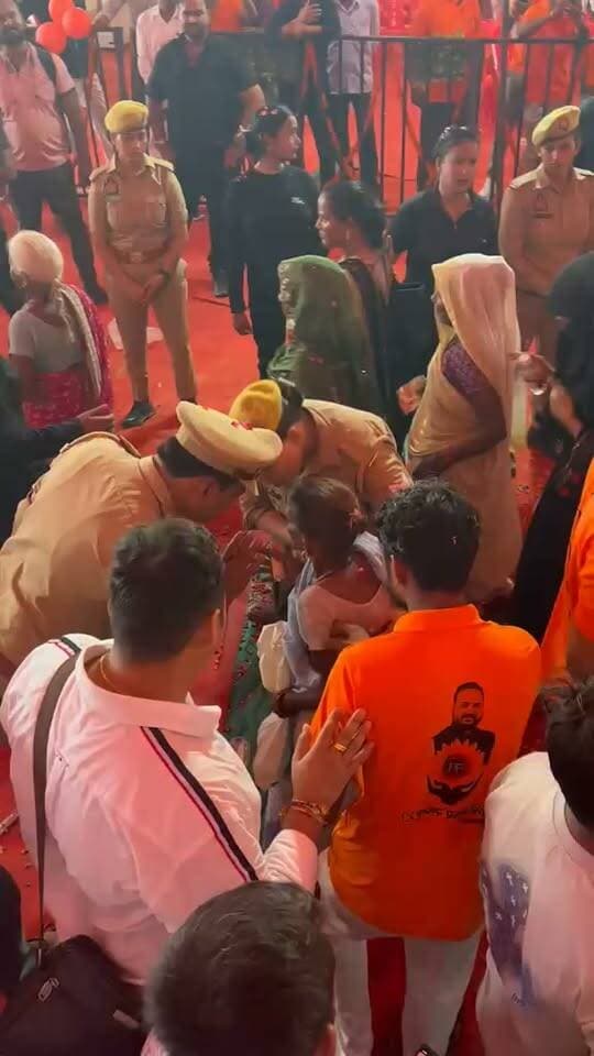 बड़ी खबर
एक लाख से ज्यादा बहने राखी बंधवाने
पहुँच रही उन्नाव जिले के मानपुर - इंदेमऊ
प्रशासन की हालत पस्त
जिले के आला अधिकारी मौके पर पहुँच
समाजसेवी सी एस पुष्पेंद्र प्रताप सिंह का है कार्यक्रम
कार्यक्रम में गिफ्ट देने पर प्रशाशन ने लगायी रोक
भारी भीड़ के मद्देनजर महिलाओं को रास्ते से ही वापस करने का आरोप