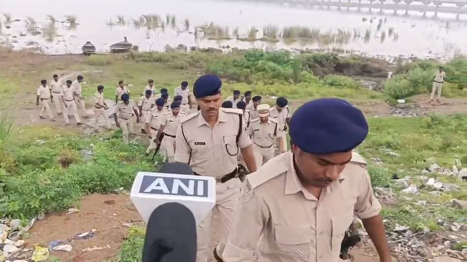 पटना में पुलिस और अपराधी के बीच मुठभेड़, AK-47 मामले में फरार कुख्यात अवनीश कुमार को पैर में लगी गोली, बिहटा थाने के SI राजू कुमार सिंह भी घायल
#patna #encounter