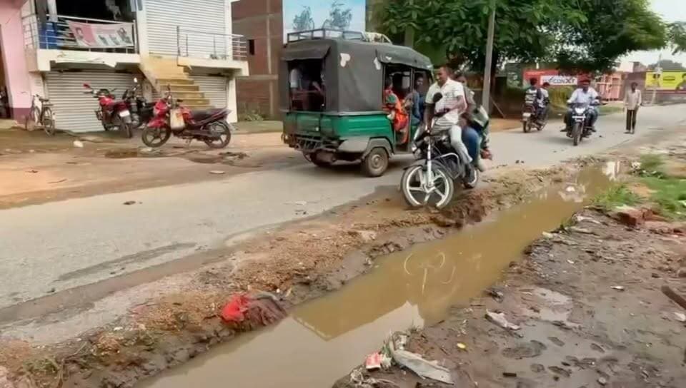 नाले के लिए खोदा गया गड्ढे में गिरी बाइक सवार..वीडियो वायरल
घटना बिहार के गिरिहडीह जिला का बताया जा रहा है..