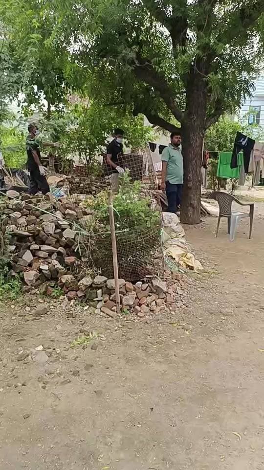 सवाई माधोपुर आलनपुर के बैरवा मोहल्ले में लेपर्ड का मूवमेंट। दो गाय के बछड़ों को बनाया शिकार। देर रात का मामला। वन विभाग द्वारा लेपर्ड को पकड़ने के लिए लगाया गया पिंजरा।
पार्ट 2।#PWDvibhagSawaiMadhopur, #CMO Jaipur, #railway department Sawai Madhopur #DRM Kota #Forest department Sawai Madhopur #bijali vibhag Sawai Madhopur #PWD mantri Diya Kumari, #श्याम वाटिका #कनक वाटिका, #हाउसिंग बोर्ड सवाई माधोपुर #NagarParishadSawai Madhopur Ayukt #C.M Jaipur, #SawaiMadhopur vidhayak aur krishi mantri Kirodi Lal Meena, #bijli vibhag Sawai Madhopur
#videoviral, #Facebook Page