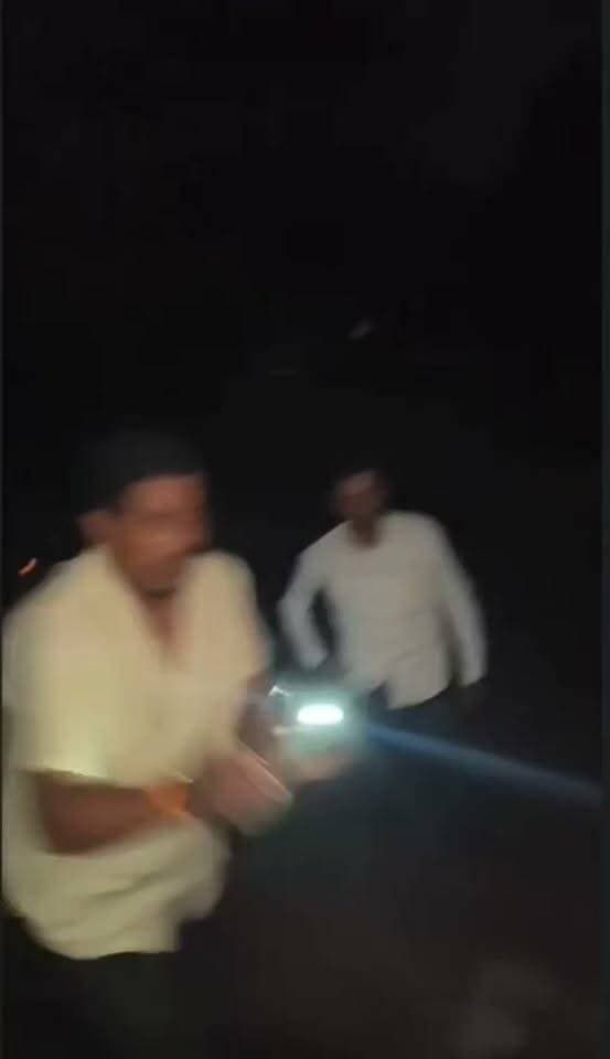 गोंडा में अघोषित बिजली कटौती से नाराज ग्रामीणों का अनोखा विरोध सामने आया है। कटरा ग्रामीण पावर हाउस पर पहुंचे ग्रामीण अपने साथ हनुमान चालीसा लेकर पहुंचे और बिजली कर्मियों से सवाल किया—“हनुमान चालीसा की कसम खाकर बताओ, 24 घंटे में कितने घंटे बिजली देते हो?”
ग्रामीणों और बिजली कर्मियों के बीच बिजली सप्लाई को लेकर बहस भी हुई। ग्रामीणों ने आरोप लगाया कि पावर हाउस पर सप्लाई होने के बावजूद बिजली बंद रखी जा रही है, जिससे उपभोक्ताओं को परेशानी का सामना करना पड़ रहा है।
ग्रामीणों के हंगामे और बिजली कर्मियों से बहस का वीडियो सोशल मीडिया पर तेजी से वायरल हो रहा है।9
वहीं, कटरा ग्रामीण विद्युत उपकेंद्र के जेई आदर्श कुमार ओझा ने कटरा बाजार थाने में तहरीर देकर ग्रामीणों पर गाली-गलौज, मारपीट, धमकी देने और जबरन पावर हाउस बंद कराने का दबाव बनाने का आरोप लगाया है।
मामले में ग्रामीणों ने इन आरोपों से इनकार किया है। उनका कहना है कि उन्होंने किसी बिजली कर्मचारी के साथ मारपीट या गाली-गलौज नहीं की।
अघोषित बिजली कटौती को लेकर ग्रामीण इलाकों में उपभोक्ताओं का आक्रोश लगातार बढ़ता जा रहा है।
#Gonda #GondaNews #GondaBreaking #गोंडा #गोंडाब्रेकिंग #बिजलीकटौती #बिजलीविभाग #अघोषितबिजलीकटौती #कटरा #Katara #PowerHouse #ElectricityCut #HanumanChalisa #ग्रामीण #उत्तरप्रदेश #UPNews #BreakingNews #ViralVideo #भारतसमाचारगोंडा