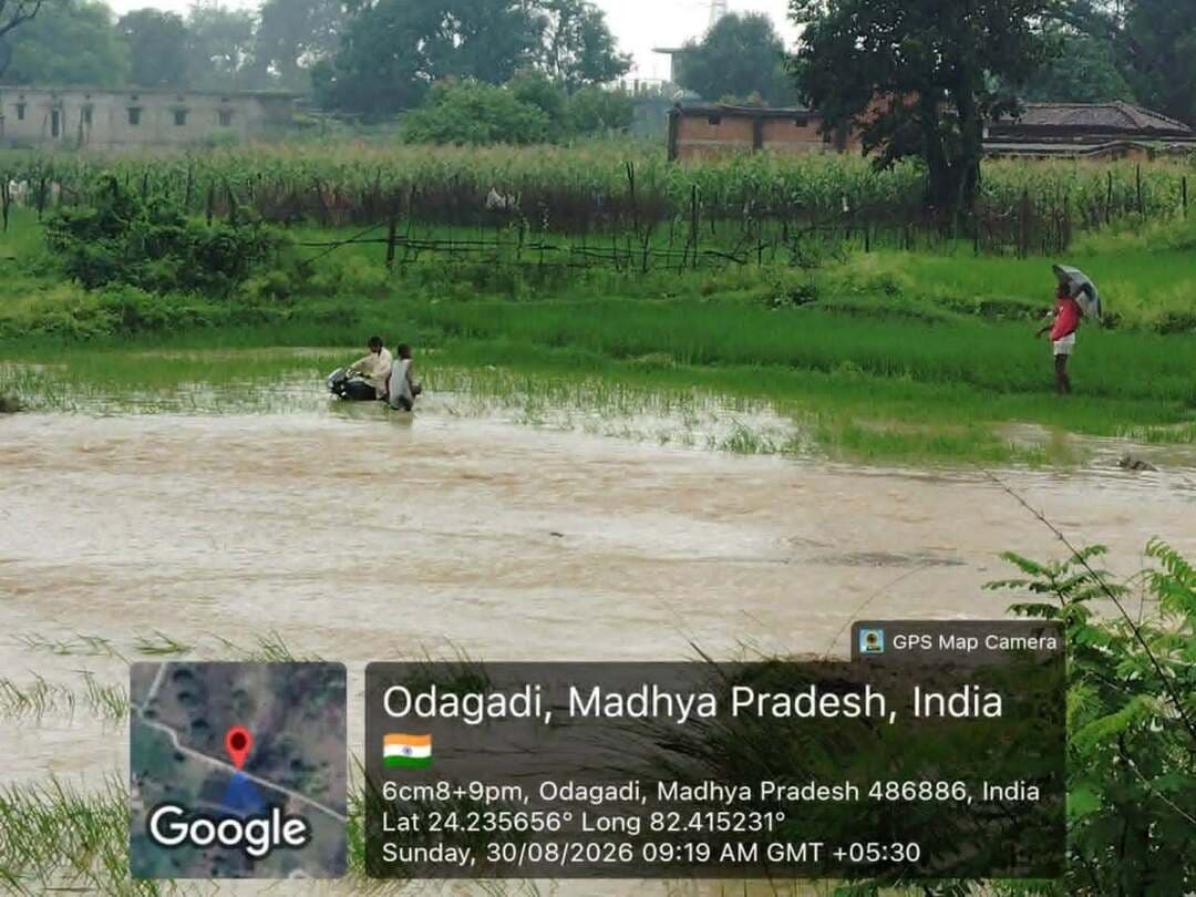 सिंगरौली: महान हिंडाल्को के Ash Dyke की बाउंड्री टूटी, कई एकड़ फसल बर्बाद—दो बाइक बहीं, आवागमन प्रभावित
सिंगरौली। बरगवां क्षेत्र में महान हिंडाल्को कंपनी के Ash Dyke की बाउंड्री टूटने से ग्रामीण क्षेत्र में अफरा-तफरी का माहौल बन गया। बाउंड्री टूटने के बाद निकले पानी और राख की चपेट में आने से कई एकड़ फसल बर्बाद होने के साथ ग्रामीणों का आवागमन प्रभावित हुआ है। वहीं दो बाइक भी बह जाने की बात सामने आई है।
ग्रामीणों का आरोप है कि घटना के बाद भी न तो प्रशासन की टीम मौके पर पहुंची और न ही कंपनी के अधिकारियों ने घटनास्थल का जायजा लिया। ग्रामीणों के मुताबिक प्रभावित क्षेत्र में तत्काल राहत और सुरक्षा की कोई ठोस व्यवस्था भी नहीं की गई।
ग्रामीणों का कहना है कि महान हिंडाल्को के Ash Dyke में पहले से ही भारी दरारें, लीकेज और कमजोर बाउंड्री की स्थिति बनी हुई थी। इस संबंध में ग्रामीणों द्वारा कई बार कलेक्टर को लिखित एवं मौखिक शिकायत दी गई। कंपनी और संबंधित अधिकारियों को भी इसकी जानकारी दी गई, लेकिन ग्रामीणों के अनुसार समय रहते कोई ठोस समाधान नहीं किया गया।
अब बाउंड्री टूटने के बाद ग्रामीणों में चिंता बढ़ गई है। उनका कहना है कि यदि समय रहते Ash Dyke की सुरक्षा व्यवस्था दुरुस्त नहीं की गई तो आने वाले समय में बड़ा हादसा हो सकता है।
ग्रामीणों का आरोप है कि हर्रहवा में रिलायंस के Ash Dyke की घटना के बाद अब ओडगड़ी-बरगवां क्षेत्र में महान हिंडाल्को का Ash Dyke भी खतरे की स्थिति में है। ऐसे में प्रशासन और कंपनी की सुरक्षा व्यवस्था पर गंभीर सवाल खड़े हो रहे हैं।