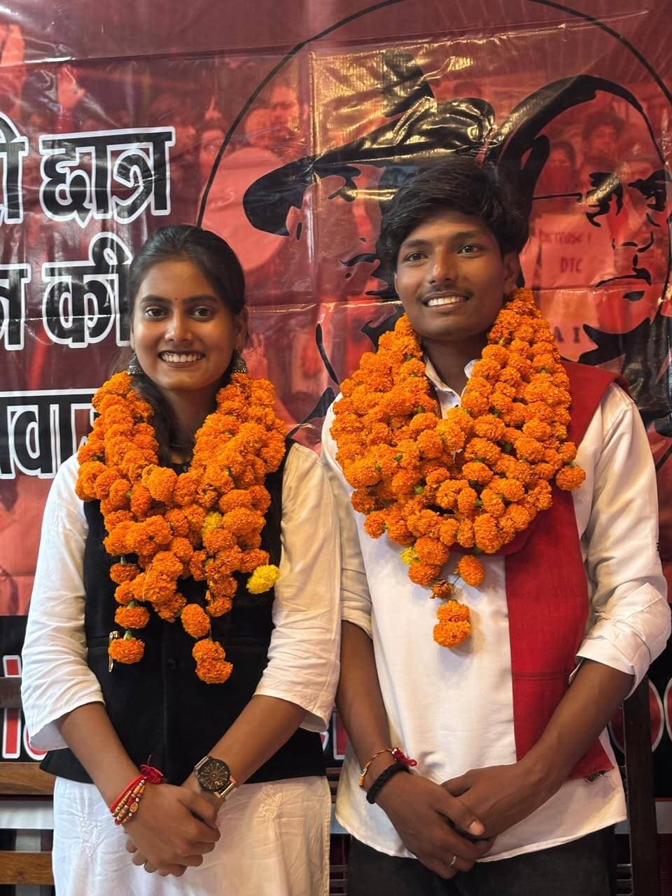 गढ़वाल विश्वविद्यालय छात्रसंघ चुनाव में इस बार दो पदों पर चुनाव लड़ेगी आइसा
श्रीनगर। हेमवती नंदन बहुगुणा गढ़वाल विश्वविद्यालय के आगामी छात्रसंघ चुनाव को लेकर आइसा छात्र संगठन ने अपनी चुनावी तैयारियां तेज कर दी हैं। संगठन ने इस बार दो पदों पर चुनाव लड़ने का ऐलान करते हुए अपने प्रत्याशियों की घोषणा की है।
आइसा की ओर से आयोजित प्रेस कॉन्फ्रेंस में विश्वविद्यालय प्रतिनिधि (UR) पद पर युवराज सिंह तथा छात्रसंघ उपाध्यक्ष पद पर प्रीति वर्मा को प्रत्याशी घोषित किया गया।
संगठन ने कहा कि चुनाव में विद्यार्थियों से जुड़े मूलभूत मुद्दों को प्रमुखता से उठाया जाएगा। इनमें छात्राओं की सुरक्षा, 24 घंटे लाइब्रेरी की सुविधा, पर्याप्त किताबों की उपलब्धता, ई-बुक एवं डिजिटल अध्ययन सामग्री की व्यवस्था और रीडिंग रूम की क्षमता बढ़ाना प्रमुख हैं।
इसके अलावा दूर-दराज क्षेत्रों से आने वाले छात्र-छात्राओं को विश्वविद्यालय अस्पताल में स्वास्थ्य जांच एवं उपचार के दौरान आवश्यक कन्सेशन उपलब्ध कराने की मांग भी आइसा द्वारा उठाई जाएगी।
आइसा ने कहा कि छात्रसंघ चुनाव उसके लिए केवल पद हासिल करने का माध्यम नहीं, बल्कि विद्यार्थियों की आवाज को मजबूती से उठाने और उनके अधिकारों के लिए संघर्ष करने का मंच है। संगठन ने कहा कि वह विश्वविद्यालय के विद्यार्थियों से जुड़े मुद्दों को प्रमुखता से उठाने के लिए प्रतिबद्ध है।
