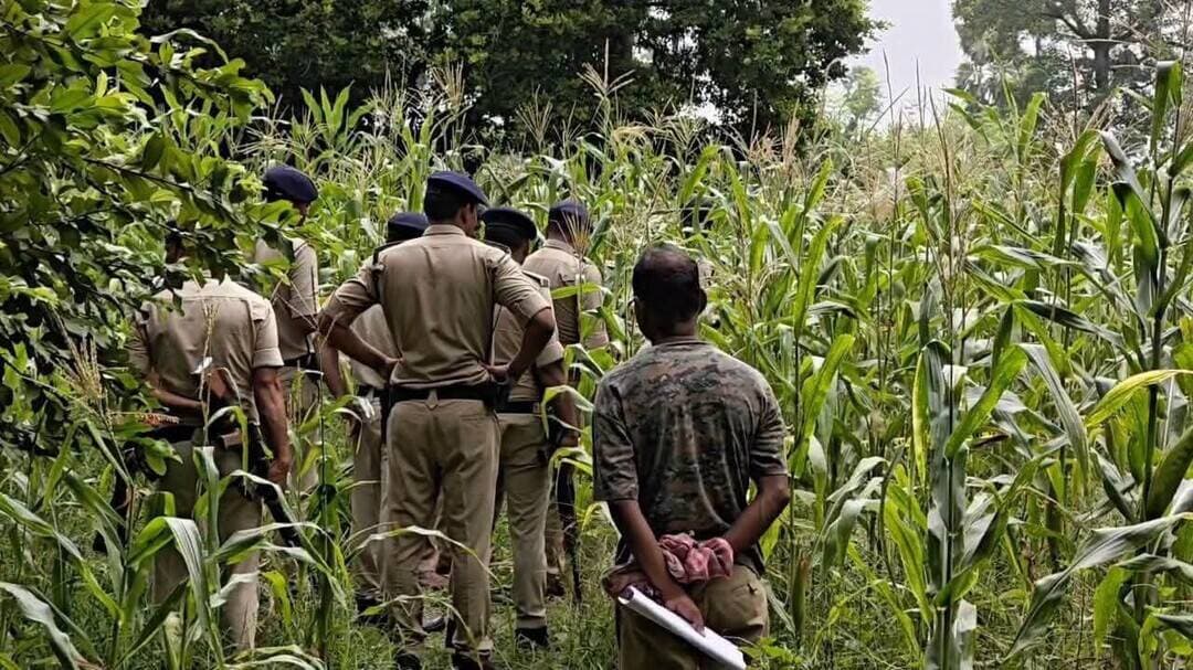 बेगूसराय में बदमाशों ने एक खुदरा फल विक्रेता की गला घोट कर बेरहमी से हत्या कर दी और शव को मकई खेत में फेंक दिया। दरअसल चेरिया बरियारपुर थाना क्षेत्र के शाहपुर पंचायत स्थित तरबन्ना चौड़ स्थित मक्के के खेत से आज अधेड़ का शव मिला। मृतक की पहचान शाहपुर के रहने वाले राजेन्द्र साह के रूप में हुई है।घटना की सूचना पर एसपी मनीष मौके पर पहुंच पूरे मामले की जांच पड़ताल की है।
#highlightseveryone
