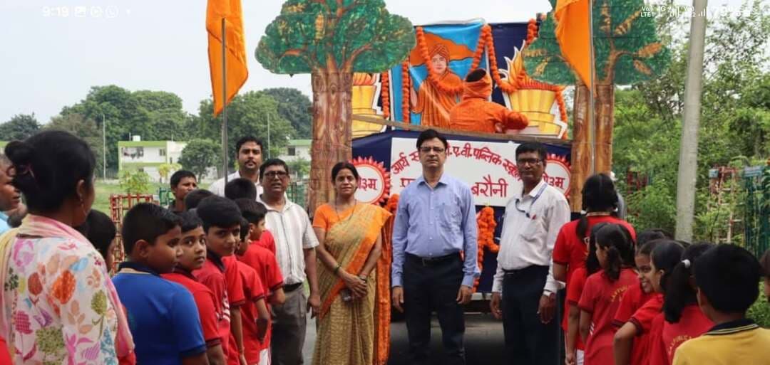 डीएवी पब्लिक स्कूल एनएच-28 बरौनी में भव्य रूप से मनाया गया वेद प्रचार सप्ताह
संवाददाता मुकेश कुमार बरौनी प्रखंड
बरौनी, 29 अगस्त 2026: डीएवी पब्लिक स्कूल एनएच-28, बरौनी में दिनांक 22 अगस्त से 29 अगस्त 2026 तक वेद प्रचार सप्ताह का भव्य एवं उत्साहपूर्ण आयोजन किया गया। कार्यक्रम का मुख्य उद्देश्य विद्यार्थियों में वैदिक संस्कृति, भारतीय परंपराओं, नैतिक मूल्यों एवं सामाजिक दायित्वों के प्रति जागरूकता एवं प्रेरणा का संचार करना था।
सप्ताह भर चले इस आयोजन के अंतर्गत विद्यालय के एडमिन ब्लॉक एवं शिशु विहार के छात्र-छात्राओं के लिए विभिन्न ज्ञानवर्धक, रचनात्मक एवं सांस्कृतिक प्रतियोगिताओं का आयोजन किया गया। विद्यार्थियों ने पूरे उत्साह के साथ इन प्रतियोगिताओं में भाग लिया और अपनी प्रतिभा का शानदार प्रदर्शन किया।
विभिन्न प्रतियोगिताओं में विद्यार्थियों ने दिखाई प्रतिभा
रंगोली प्रतियोगिता का आयोजन श्रीमती सरिता कुमारी, श्रीमती रेनू गुप्ता, नैंसी एवं नम्रता के नेतृत्व में किया गया। इसमें दयानंद सदन की कविशा सिंह (V ब), श्रेया (V-C), निक्की कुमारी (V-C) एवं गौरी कश्यप (V-C) तथा अशोक सदन की तनुष्का कुमारी (V-D), अनाविया नसरीन (V-D), आराध्या श्री (V-A) एवं ऋषिका सिंह (III अ ) ने संयुक्त रूप से प्रथम स्थान प्राप्त किया। हंसराज सदन की शांभवी कुमारी (V अ), अनीशा फिरदौस (Vब), गुणाक्षी (VA) ताईवा ने द्वितीय स्थान प्राप्त किया।
गीता पाठ प्रतियोगिता श्रीमती प्रीति कुमारी एवं श्री दिव्यानंद ठाकुर के नेतृत्व में आयोजित हुई। इसमें आराध्य श्री (V-C) ने प्रथम, लाली कुमारी ने द्वितीय तथा आर्यन रंजन (IVE) ने तृतीय स्थान प्राप्त किया।
भाषण प्रतियोगिता का आयोजन श्रीमती सुनीता, श्रीमती रेखा प्रजापति एवं श्री प्रहलाद के नेतृत्व में हुआ। इसमें आव्या सिंह (IVD) ने प्रथम, सभव्याह सज्जाद ने द्वितीय तथा भावेश (III-B) ने तृतीय स्थान प्राप्त किया।
ॐ ध्वनि एवं भजन प्रतियोगिता का आयोजन डॉ. सुप्रिया कुमारी, श्री अभिजीत एवं श्रीमती बबीता कुमारी के नेतृत्व में किया गया। ॐ ध्वनि प्रतियोगिता में वैभव सिंह (IIIA) ने प्रथम, अनुभव (III-A) ने द्वितीय तथा ऋद्धि(IIIA) एवं तैयबा (VE) ने संयुक्त रूप से तृतीय स्थान प्राप्त किया।
भजन प्रतियोगिता में शक्ति श्री (V-A) ने प्रथम स्थान, एवं आदित्य कुमार प्रजापति (V-A) ने दिव्तीय स्थान, जबकि अदनान खान ने तृतीय स्थान प्राप्त किया।
शंख ध्वनि प्रतियोगिता श्री धुर्व कुमार मिश्रा, श्री निर्मल निरंकार एवं श्रीमती रंजना के नेतृत्व में आयोजित हुई। इसमें अक्षत सिंह (VB) ने प्रथम, शुभम राज (VB) ने द्वितीय तथा आद्विक (VA) एवं तेजस्वी (IV-B) ने संयुक्त रूप से तृतीय स्थान प्राप्त किया।
इस अवसर पर विद्यार्थियों द्वारा लघु नाटक भी प्रस्तुत किया गया, जिसका संचालन श्रीमती रेखा प्रजापति, श्रीमती रश्मि सिंहा, श्रीमती अपराजिता राज एवं श्री निर्मल के मार्गदर्शन में हुआ। नाटक के माध्यम से वैदिक जीवन-पद्धति एवं भारतीय संस्कृति के महत्व को प्रभावशाली ढंग से प्रस्तुत किया गया।
वेद प्रचार सप्ताह के समापन अवसर पर 29 अगस्त 2026 को कार्यक्रम की प्राचार्य श्री चिन्मय घोष के नेतृत्व में एक भव्य एवं आकर्षक वैदिक झांकी हर्ल टाउनशिप में निकाली जिसका उद्देश्य वेदों के संदेश एवं वैदिक संस्कृति के प्रचार-प्रसार के प्रति लोगों को जागरूक करना था। विद्यार्थियों ने विभिन्न वैदिक एवं सांस्कृतिक रूपों को प्रस्तुत कर सभी का मन मोह लिया।
शिशु विहार के नन्हे-मुन्नों ने भी बिखेरी सांस्कृतिक छटा
वेद प्रचार सप्ताह के दौरान शिशु विहार के विद्यार्थियों के लिए भी अनेक मनोरंजक एवं ज्ञानवर्धक कार्यक्रम आयोजित किए गए। शिशु विहार की प्रभारी श्रीमती प्रीति मिश्रा के मार्गदर्शन में फैंसी ड्रेस, फोटो सज्जा, एकल भजन, कृष्ण लीला, ॐ ध्वनि उच्चारण सहित विभिन्न प्रतियोगिताओं का आयोजन किया गया। नन्हे-नन्हे बच्चों ने अपनी मनमोहक प्रस्तुतियों से पूरे वातावरण को आनंदमय एवं आध्यात्मिक बना दिया। इस अवसर पर प्राचार्य ने कहा कि महर्षि दयानंद सरस्वती ने “वेदों की ओर लौटो” का संदेश दिया था। उन्होंने विद्यार्थियों से पाखंड एवं अंधविश्वास का त्याग कर सत्य, ज्ञान, नैतिकता और वैदिक मूल्यों को अपने जीवन में अपनाने का आह्वान किया। उन्होंने कहा कि वेदों का संदेश केवल भारत के लिए ही नहीं, बल्कि सम्पूर्ण विश्व के कल्याण का मार्ग प्रशस्त करता है।प्राचार्य ने विद्यार्थियों से आह्वान किया कि वे वेदों के ज्ञान एवं उनके आदर्शों के प्रचार-प्रसार का संकल्प लें और महर्षि दयानंद सरस्वती के सपनों को साकार करने में अपनी महत्वपूर्ण भूमिका निभाएँ।
कार्यक्रम को सफल बनाने में विद्यालय के वरिष्ठ शिक्षक श्री नरेंद्र कुमार, आचार्य श्री विश्वनाथ शरण, श्रीमती सोनी कुमारी, श्रीमती प्रीति कुमारी, श्रीमती सरिता कुमारी, श्री अशोक कुमार मिश्रा, श्री अभिजीत कुमार यादव, श्री दिव्यानंद ठाकुर एवं श्रीमती अपराजिता राज सहित विद्यालय के अन्य शिक्षक-शिक्षिकाओं का सराहनीय योगदान रहा।
सम्पूर्ण सप्ताह के दौरान विद्यालय परिसर में वैदिक संस्कृति, भारतीय परंपरा, संस्कार एवं आध्यात्मिक चेतना का अद्भुत वातावरण देखने को मिला। विद्यार्थियों की सक्रिय सहभागिता ने वेद प्रचार सप्ताह को अत्यंत सफल एवं यादगार बना दिया।