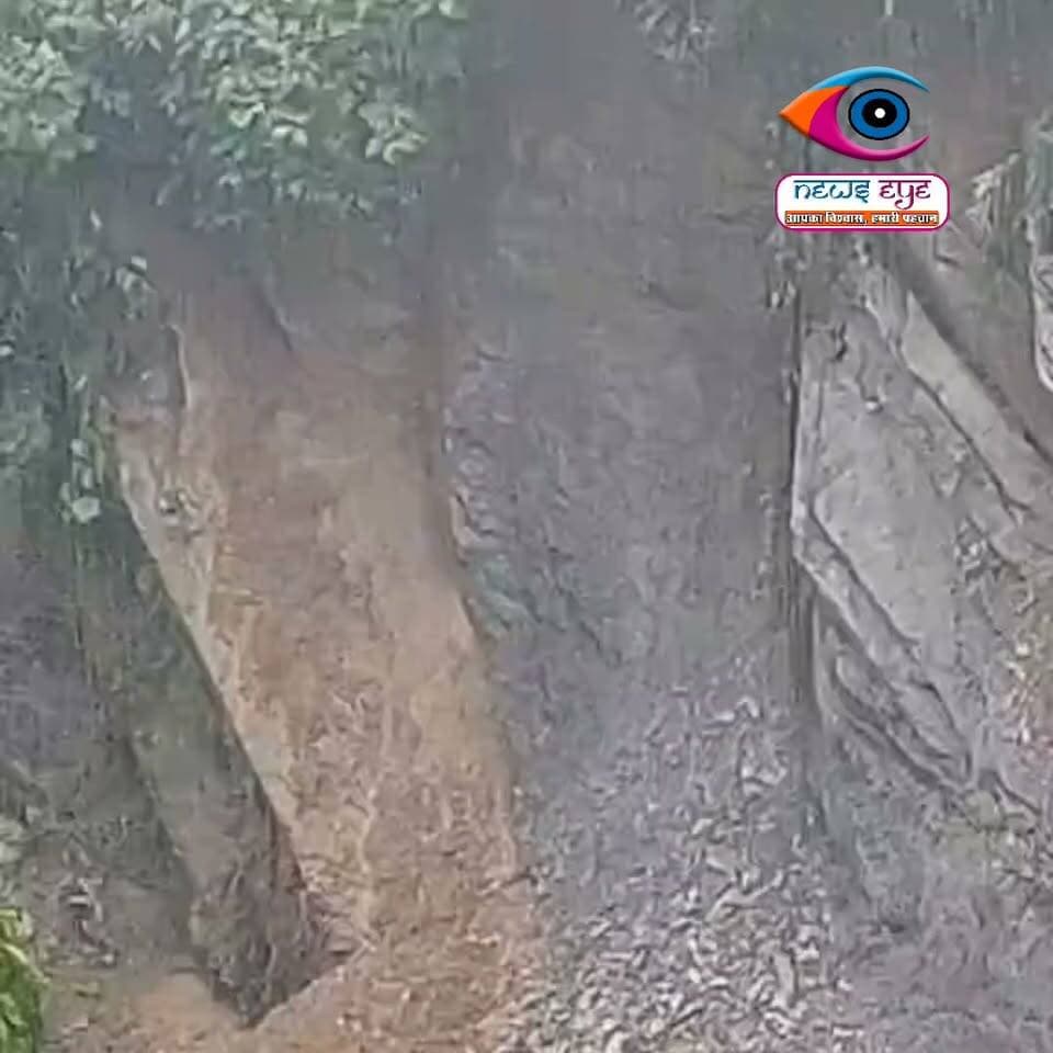 मसूरी में फिर दरका पहाड़, पानी वाले बैंड पर मकानों को खतरा
#Mussoorie #MussoorieNews #Landslide #Uttarakhand #Dehradun