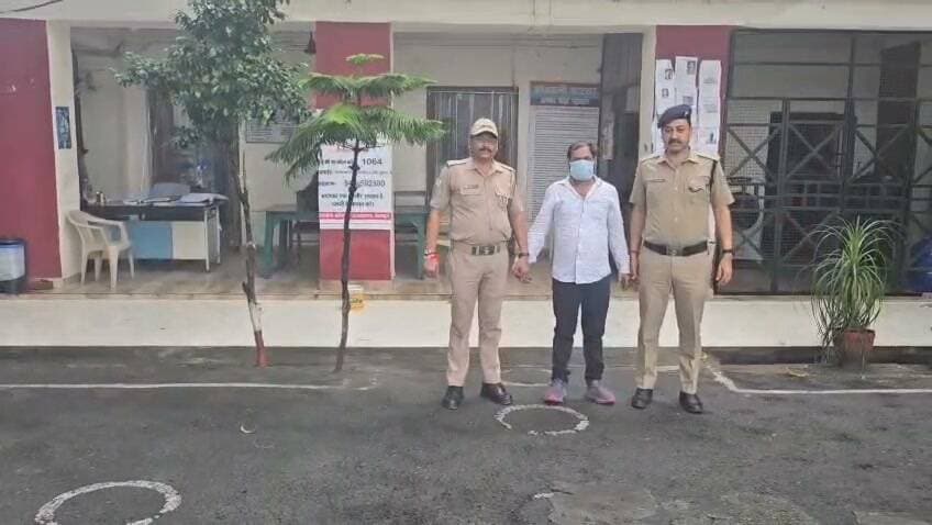 #Pauri_Garhwal: कोटद्वार पुलिस ने लंबे समय से फरार चल रहे ₹5,000 के इनामी बदमाश आरिफ को गिरफ्तार कर लिया है।
यह मामला जून 2026 में कोटद्वार निवासी उमेश चंद बमोला के घर हुई चोरी से जुड़ा है, जब वे परिवार सहित गांव गए हुए थे। सूचना मिलने पर कोतवाली कोटद्वार में धारा 305 बीएनएस के तहत मामला दर्ज किया गया था।
एसएसपी पौड़ी सर्वेश पंवार के निर्देशन में पुलिस टीमों ने सीसीटीवी फुटेज, मुखबिर तंत्र और सर्विलांस की मदद से 6 जुलाई 2026 को घटना में शामिल 4 आरोपियों मोहित, कासिफ, आमिर और आसिफ को पहले ही गिरफ्तार कर लिया था।
मास्टरमाइंड आरिफ निवासी ब्रह्मपुरी, न्यू उस्मानपुर, दिल्ली वारदात के बाद से ही फरार चल रहा था और घटना में प्रयुक्त उसकी कार पुलिस पहले ही जब्त कर चुकी थी।
जब वह अपनी कार छुड़ाने के इरादे से कोटद्वार पहुंचा, तो पुलिस ने उसे दबोच लिया। फिलहाल पुलिस गिरफ्तार बदमाश से पूछताछ कर रही है।
#CrimeNews #uttarakhand