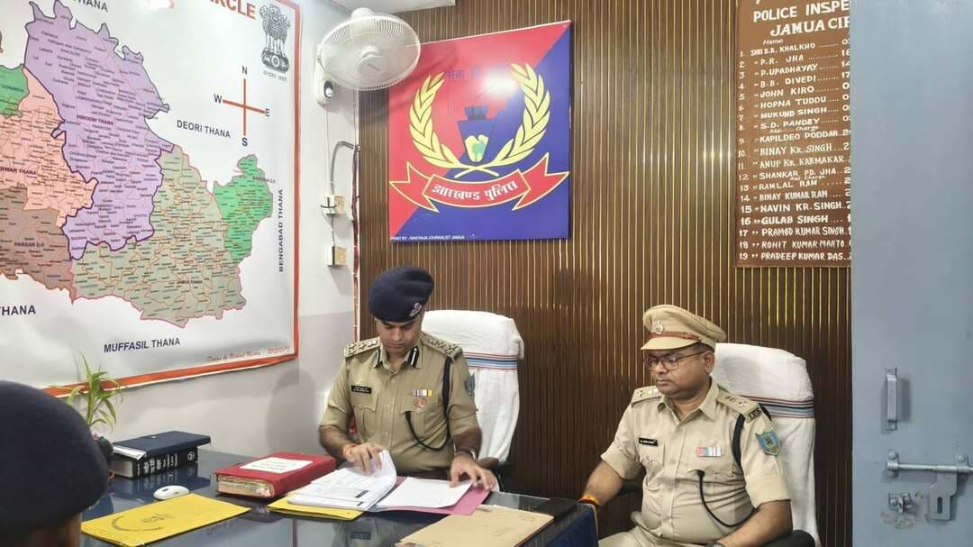 जमुआ में DIG अंजनी कुमार झा का निरीक्षण, अपराध नियंत्रण पर जोर
जमुआ। हजारीबाग रेंज के DIG अंजनी कुमार झा ने शनिवार को जमुआ पुलिस निरीक्षक कार्यालय का निरीक्षण किया। इस दौरान गिरिडीह एसपी डॉ. बिमल कुमार, SDPO अमरेंद्र कुमार, पुलिस निरीक्षक प्रदीप कुमार दास सहित कई थाना प्रभारी मौजूद रहे।
DIG ने लंबित कांडों, अपराध की स्थिति और पुलिस व्यवस्था की समीक्षा करते हुए मामलों के त्वरित निष्पादन, नियमित गश्ती, अपराधियों पर निगरानी तथा फरियादियों की शिकायतों पर तुरंत कार्रवाई का निर्देश दिया। उन्होंने कहा कि अपराध नियंत्रण के साथ आम जनता का पुलिस पर भरोसा बनाए रखना भी जरूरी है। #apnagiridihnews #GiridihNews #JharkhandNews #पुलिस