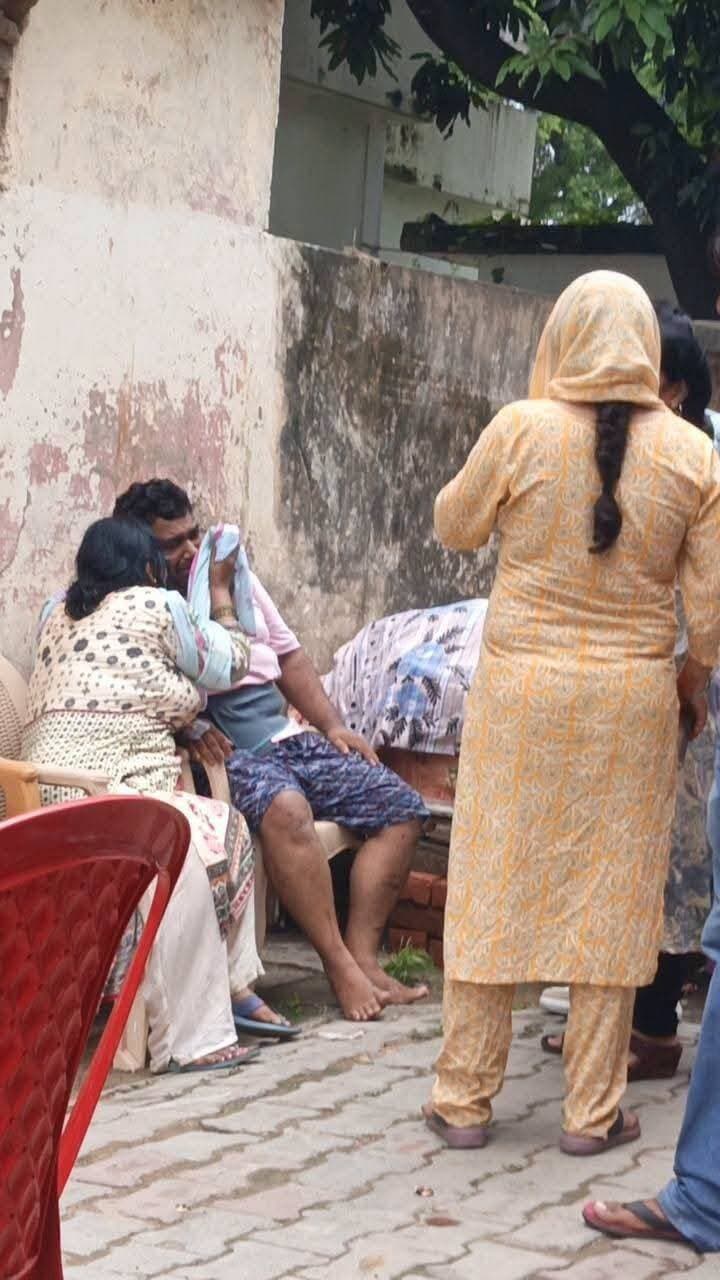 हाईवे पर कार का टायर फटने से हादसा, अधिवक्ता की बहू की मौत, बेटा गंभीर
पट्टी। लखनऊ-प्रयागराज राष्ट्रीय राजमार्ग पर रायबरेली के समीप कार का अगला टायर फटने से हुए सड़क हादसे में पट्टी कस्बे की रहने वाली 30 वर्षीय महिला की मौत हो गई, जबकि उसका पति गंभीर रूप से घायल हो गया। हादसे की खबर और शव के घर पहुंचते ही परिजनों में कोहराम मच गया।
पट्टी तहसील के वरिष्ठ अधिवक्ता पट्टी नगर पंचायत निवासी राकेश खरे अस्वस्थ होने के कारण उपचार के लिए अपने बड़े पुत्र के पास नोएडा गए हुए थे। बताया गया कि रक्षाबंधन के अवसर पर उनका छोटा पुत्र वैभव श्रीवास्तव, जो इंदौर में इंजीनियर है, पत्नी अंकिता श्रीवास्तव के साथ कार से प्रयागराज स्थित ससुराल गया था। वहां पत्नी के भाई को राखी बांधने के बाद दोनों नोएडा पहुंचे थे।
इसके बाद परिवार के लोग दो कारों से वापस घर लौट रहे थे। परिजनों के अनुसार बीते शुक्रवार की रात करीब साढ़े आठ बजे रायबरेली के समीप हाईवे पर वैभव की कार का अगला टायर अचानक फट गया। इससे कार अनियंत्रित होकर डिवाइडर से टकरा गई।
हादसे में वैभव श्रीवास्तव और उनकी पत्नी अंकिता गंभीर रूप से घायल हो गए। दोनों को उपचार के लिए एम्स रायबरेली ले जाया गया, जहां चिकित्सकों ने अंकिता को मृत घोषित कर दिया। वैभव का उपचार चल रहा है और उनकी हालत गंभीर बताई जा रही है।
अंकिता का शव शनिवार को पट्टी स्थित आवास पहुंचा तो परिवार में कोहराम मच गया। घटना की जानकारी मिलने पर अधिवक्ता और नगर के गणमान्य लोग शोक संवेदना व्यक्त करने पहुंचे। बार के पूर्व अध्यक्ष अनिल सिंह, अधिवक्ता प्रमोद सिंह, बार अध्यक्ष शैलेंद्र तिवारी, दिनेश सिंह, नगर पंचायत अध्यक्ष अशोक जायसवाल, बबलू सिंह राजा बाजार सहित तहसील कर्मियों, अधिवक्ताओं और कस्बे के लोगों ने परिजनों को ढांढस बंधाया।
#PratapgarhNews #RoadAccident #RaiBareli #Accident #HindiNews