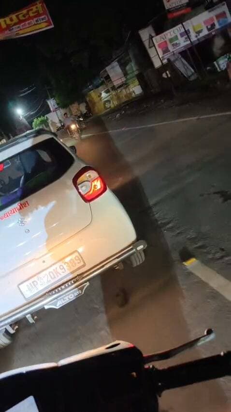 बांदा शहर में ‘न्यायाधीश’ लिखी कार हूटर बजाते घूमती दिखी, क्या वास्तव में न्यायाधीश की है गाड़ी
यह वास्तव में न्यायधीश की गाड़ी तो नहीं लगती,तो क्या भौकाल ऐसे टाइट करते हैं.....क्या यह सही है ये देखने वाली बात कब होगी ऐसे भौकालियों पर कार्यवाही।
#bandapolice
#trefikpolixe
#uppolice
#बांदा
#डीआईजीचित्रकूट