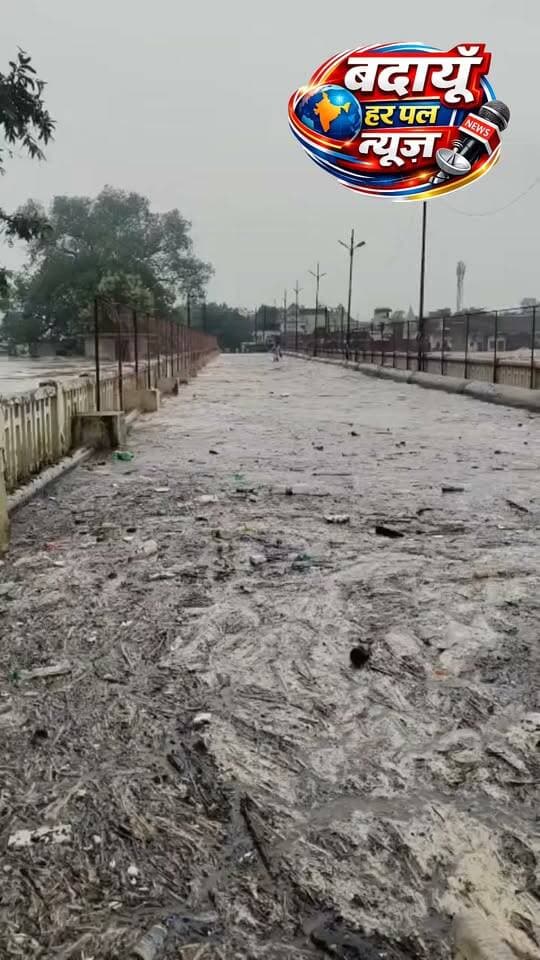 🔹 चित्रकूट में महाप्रलय: मंदाकिनी ने रौद्र रूप धारण कर तोड़ा 23 साल का रिकॉर्ड, शहर जलमग्न.
गोनगी बांध टूटने से अचानक 30 फीट उफनी नदी; रामघाट का 300 मीटर लंबा ऐतिहासिक पुल बहा, सतना मार्ग पूरी तरह ठप.
बाढ़ बुलेटिन
| * खतरा: खतरे के निशान से 7.50 मीटर ऊपर बह रही मंदाकिनी नदी।
| * तबाही: 2003 की ऐतिहासिक बाढ़ का टूटा रिकॉर्ड, जलस्तर 15 सेमी अधिक।
| * संकट: हनुमान धारा मार्ग और पुल डूबे; घरों में भरा 5 फीट तक पानी.
| * रेस्क्यू: वायुसेना और बाढ़ राहत टीमों ने संभाला मोर्चा, 60 से ज्यादा बचाए।|
चित्रकूट। धर्मनगरी चित्रकूट में पिछले दो दिनों से जारी मूसलाधार बारिश और सीमावर्ती इलाके में गोनगी बांध टूटने के कारण मंदाकिनी नदी ने विकराल रूप धारण कर लिया है। बाढ़ की भीषण विभीषिका ने साल 2003 में आई सबसे बड़ी बाढ़ का 23 साल पुराना रिकॉर्ड तोड़ दिया हहै।
इस समय मंदाकिनी नदी खतरे के निशान से रिकॉर्ड 7.50 मीटर ऊपर बह रही है, जिससे पूरा चित्रकूट शहर जलमग्न हो गया है।
▪️रामघाट का मुख्य पुल पानी में बहा, जनजीवन पूरी तरह अस्त-व्यस्त.
शुक्रवार रात से शुरू हुई विनाशकारी बारिश के बाद मंदाकिनी नदी में अचानक 25 से 30 फीट पानी बढ़ गया। पानी का बहाव इतना तेज था कि प्रसिद्ध रामघाट का लगभग 300 मीटर लंबा बड़ा पुल ताश के पत्तों की तरह ढहकर पानी में बह गया है। इसके साथ ही रामघाट से पहले हनुमान धारा की ओर जाने वाले बड़े पुल के ऊपर से कई फीट पानी बह रहा है, जिससे इस मार्ग पर संपर्क पूरी तरह कट चुका है।
▪️रिहायशी इलाकों में घुसा 5-6 फिट पानी, सामान बहा.
बाढ़ का पानी शहर के निचले और मुख्य रिहायशी इलाकों में तेजी से प्रवेश कर चुका है। सैकड़ों घरों में चार से पांच फीट तक पानी भर जाने के कारण लोगों के घरों में रखा कीमती सामान और अनाज पानी के तेज बहाव में बह गया है। धर्मनगरी में दर्शन करने आए सैकड़ों श्रद्धालु और स्थानीय परिवार अलग-अलग इलाकों में फंसे हुए हैं।
▪️सतना से टूटा संपर्क, राहत कार्य में आ रही बाधाएं.
भारी जलभराव और सड़कों के डूबने की वजह से चित्रकूट का सतना जिले से संपर्क पूरी तरह टूट गया है। रास्ते बंद होने के कारण शुरुआती दौर में राहत और बचाव सामग्री पहुंचाने में भारी दिक्कतों का सामना करना पड़ रहा है। हालात को भांपते हुए मुख्यमंत्री योगी आदित्यनाथ एक्शन मोड में आ गए हैं और राहत कार्यों की सीधे निगरानी कर रहे हैं।
▪️वायुसेना ने संभाला मोर्चा, रेस्क्यू ऑपरेशन जारी.
हालात बेकाबू होते देख जिला प्रशासन की मांग पर भारतीय वायुसेना (Air Force) और स्थानीय बाढ़ राहत टीमों को मैदान में उतारा गया है। रामघाट और जलमग्न हो चुके रिहायशी इलाकों में नावों और स्टीमरों की मदद से फंसे हुए परिवारों को सुरक्षित निकाला जा रहा है। ताजा रिपोर्ट मिलने तक टीमों ने बेहद दुर्गम हालातों के बीच 60 से अधिक लोगों को सुरक्षित रेस्क्यू कर राहत शिविरों में पहुंचाया है।
मौसम विभाग (IMD) ने क्षेत्र में अभी और बारिश का अलर्ट जारी किया है, जिससे प्रशासन पूरी तरह मुस्तैद है।
#badaunharpalnews #budaunharpal #badaunharpal #Chitrakoot #chitrakootdham #satna बदायूँ हर पल न्यूज़ @badaunharpalnews