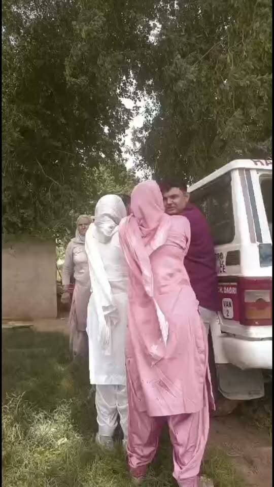 चोरी की जांच करने पहुंची पुलिस से मारपीट, डंडा लेकर महिला पुलिसकर्मियों से भिड़ी
बाढ़डा क्षेत्र के गांव चांदवास का वीडियो सोशल मीडिया पर वायरल....