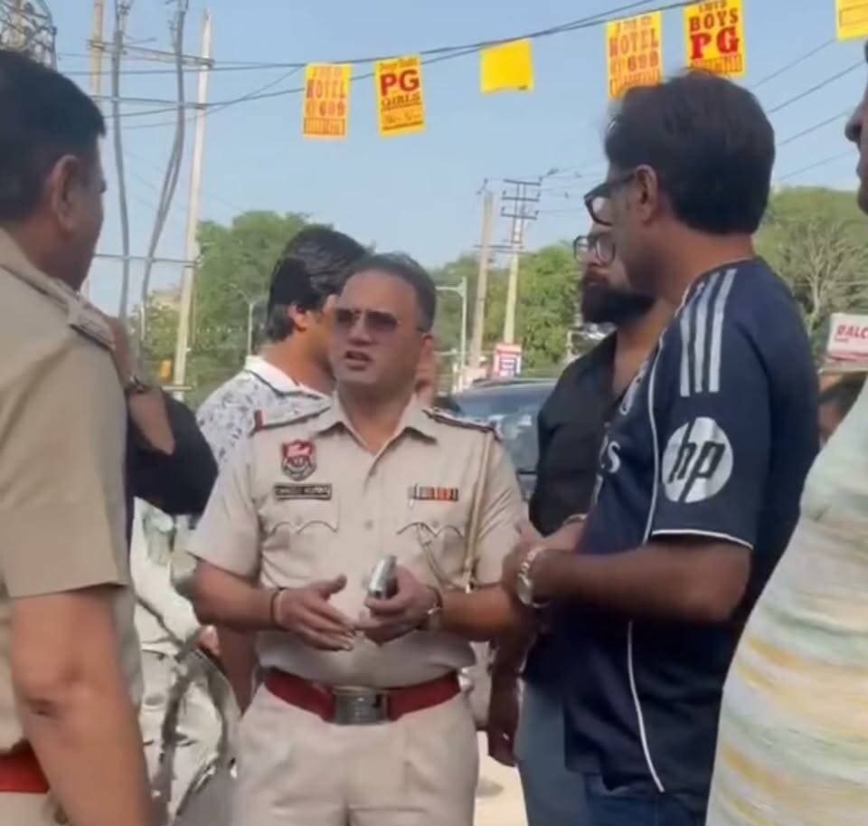 गुरुग्राम नगर निगम में ट्रैफिक जाम की समस्या के समाधान को लेकर गुरुग्राम के वार्ड नंबर 27 के पार्षद आशीष गुप्ता ने ट्रैफिक अधिकारी एवं डीटीपी आर एस बाठ से की बातचीत।