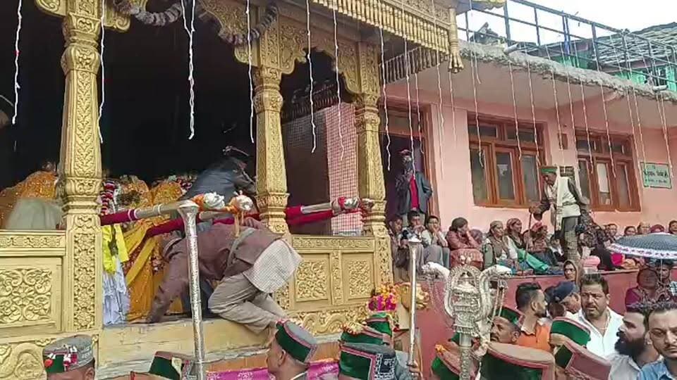 रोहडू लाइव: पीडब्ल्यूडी मंत्री विक्रमादित्य सिंह एवं रोहडू के विधायक पहुंचे रनोल देखें लाइव