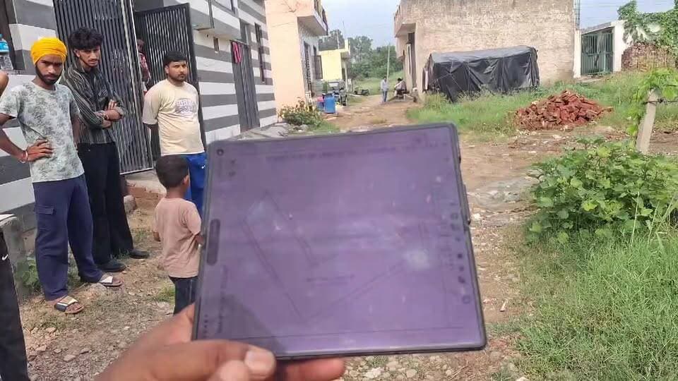 पंचकूला की तहसील कालका के मौजा शाहपुर स्थित खसरा नंबर 282/155 की भूमि को लेकर विवाद गहराता जा रहा है। याचिकाकर्ता गुरपाल सिंह ने FIR नंबर 17 और 49 की पुलिस जांच पर सवाल उठाते हुए मामले की जांच CBI या किसी निष्पक्ष SIT से करवाने की मांग हाईकोर्ट हरियाणा में उठाई है।
याचिकाकर्ता का आरोप है कि भूमि की जमाबंदी में दर्ज किस्म में बदलाव कर उसे ‘गैर मुमकिन मकान’ और ‘वासी देह’ दर्शाया गया, जबकि मौके पर अधिकांश भूमि खाली है। साथ ही पुलिस जांच में कथित अवैध कब्जे, राजस्व नुकसान और अन्य महत्वपूर्ण तथ्यों को नजरअंदाज करने के आरोप लगाए गए हैं।
अब सवाल यह है कि क्या इस पूरे भूमि प्रकरण की निष्पक्ष जांच CBI या SIT से होगी?
� रिपोर्ट में लगाए गए आरोप याचिकाकर्ता के पक्ष के अनुसार हैं। इन आरोपों की स्वतंत्र पुष्टि/अंतिम न्यायिक निष्कर्ष अलग विषय है।
� Hashtags
#Panchkula #Kalka #HaryanaHighCourt #CBIInquiry #SITInquiry #FIR17 #FIR49 #LandCase #LandScam #RevenueDepartment #GurpalSingh #Shahpur #Khasra282 #HaryanaNews #BreakingNews #NStarNews #NStarNewsIndia #HighCourtNews