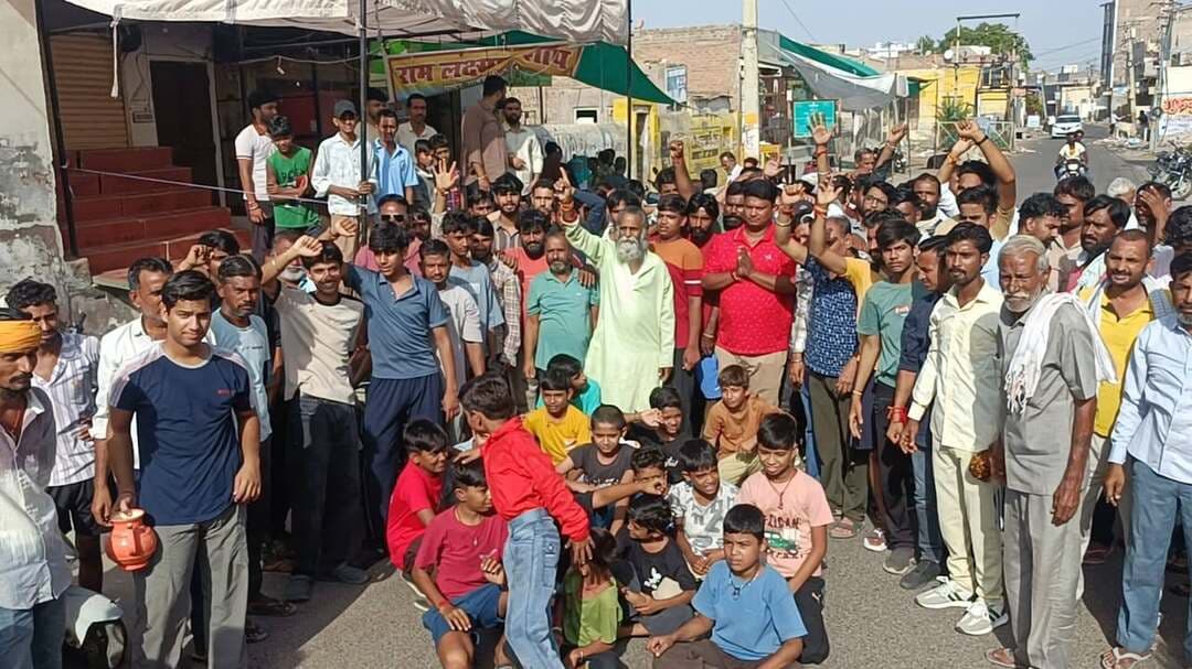 वार्ड 22 में सुगबुगाहट तेज: पूर्व पार्षद प्रतीक स्वामी को टिकट न मिलने की चर्चाओं से समर्थकों में नाराजगी, निर्दलीय चुनाव लड़ने की उठी मांग
बीकानेर, 30.08.2026: आगामी नगर निगम/निकाय चुनाव को लेकर राजनीतिक गलियारों में सरगर्मियां तेज हैं। इस बीच, वार्ड संख्या 22 से एक बड़ी खबर सामने आ रही है। मीडिया रिपोर्टों और भाजपा के संभावित प्रत्याशियों की कथित सूचियों में पूर्व पार्षद और क्षेत्र के लोकप्रिय नेता श्री प्रतीक जी स्वामी का नाम शामिल नहीं होने से वार्डवासियों और उनके समर्थकों में भारी अचरज और नाराजगी देखी जा रही है।
विकास कार्यों की अनदेखी से आहत कार्यकर्ता
वार्ड 22 के स्थानीय निवासियों और जमीनी कार्यकर्ताओं का कहना है कि प्रतीक स्वामी का पिछला कार्यकाल ऐतिहासिक रहा है। उनके नेतृत्व में वार्ड में सड़क, बिजली, पानी और साफ-सफाई जैसे मूलभूत ढांचे में जो विकास हुआ, वह पहले कभी नहीं देखा गया। समर्थकों के अनुसार, प्रतीक स्वामी न केवल एक सक्रिय जनप्रतिनिधि रहे, बल्कि अपने सरल, सहज और सहयोगी स्वभाव के कारण हर वर्ग के सुख-दुख के साथी भी बने। जनता के बीच उनकी इसी मजबूत पकड़ के बावजूद पार्टी द्वारा उन्हें नजरअंदाज किए जाने की खबरों ने सबको चौंका दिया है।
'अगर भाजपा टिकट नहीं देती, तो निर्दलीय लड़ें चुनाव'
वार्ड के प्रमुख नागरिकों और कार्यकर्ताओं की एक आवश्यक बैठक संपन्न हुई, जिसमें भाजपा के इस कथित फैसले पर गहरा विचार-विमर्श किया गया। बैठक में सर्वसम्मति से यह भावना निकलकर सामने आई कि यदि भाजपा प्रतीक स्वामी को अपना उम्मीदवार नहीं बनाती है, तो यह वार्ड के विकास और जनता की भावनाओं के साथ खिलवाड़ होगा।
वार्डवासियों ने दो टूक शब्दों में कहा है कि वे भाजपा के निष्ठावान कार्यकर्ता हैं और रहेंगे, लेकिन वार्ड के विकास की कीमत पर कोई समझौता नहीं करेंगे। यदि ऐसी परिस्थितियां बनती हैं कि प्रतीक स्वामी को निर्दलीय प्रत्याशी के रूप में मैदान में उतरना पड़ता है, तो पूरा वार्ड एकजुट होकर उन्हें भारी मतों से विजयी बनाएगा। कार्यकर्ताओं का मानना है कि प्रतीक स्वामी की जीत सुनिश्चित कर वे भविष्य में उन्हें पुनः भाजपा परिवार का हिस्सा बनाने के लिए प्रयास करेंगे।
प्रतीक स्वामी के आवास के बाहर उमड़ा भारी जनसमर्थन
अपनी एकजुटता प्रदर्शित करने और पूर्व पार्षद प्रतीक स्वामी के प्रति अपना सम्मान और विश्वास जताने के लिए, वार्ड संख्या 22 के जागरूक नागरिक विवेक बाल स्कूल के पास स्थित प्रतीक स्वामी के आवास के बाहर भारी संख्या में एकत्रित हुए। इस दौरान उपस्थित जनसमूह ने प्रतीक स्वामी को अपना पूर्ण समर्थन एवं शुभकामनाएं देते हुए उनका मनोबल बढ़ाया और वार्ड हित में चुनाव मैदान में उतरने का पुरजोर आग्रह किया।
वार्ड 22 की जनता का यह स्पष्ट संदेश है: "यह किसी पार्टी का विरोध नहीं, बल्कि हमारे विश्वास और विकास की लड़ाई है।"
बीकानेर की खबरों का भरोसेमंद साथी - JBN NEWS BIKANER हर अपडेट सबसे पहले पाने के लिए अभी Follow करें और जुड़े रहें। 👍
#bikaner #bikanernews #jbnnewsbikaner