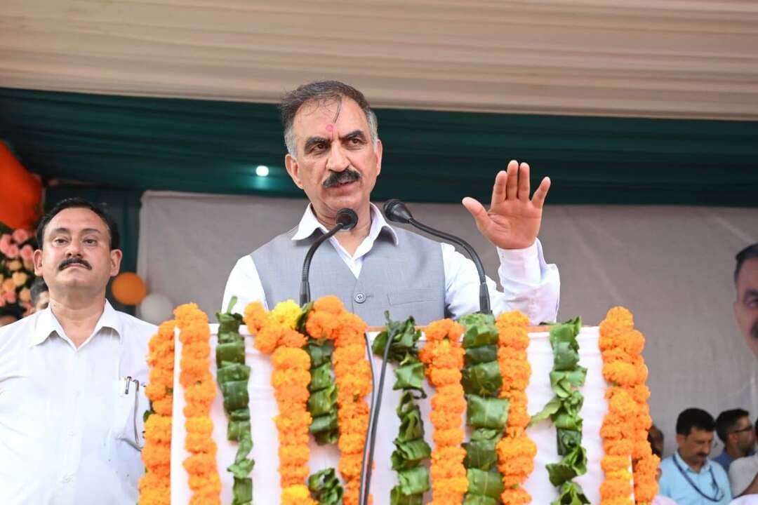 500 करोड़ रुपये से किया जा रहा है मेडिकल कॉलेजों की मशीनों का आधुनिकीकरणः मुख्यमंत्री
300 डॉक्टर, 200 स्पेशलिस्ट डॉक्टर और 150 सुपर स्पेशलिस्ट डॉक्टर भर्ती करेगी सरकार
हमीरपुर में इसी सत्र से अलाइड हेल्थ सर्विसेज कॉलेज आरंभ किया जाएगा
मुख्यमंत्री ठाकुर सुखविन्द्र सिंह सुक्खू ने कहा कि प्रदेश सरकार राज्य के सभी मेडिकल कॉलेजों में अत्याधुनिक डायग्नॉस्टिक सेवाएं उपलब्ध करवाने की दिशा में कार्य कर रही है। इन मेडिकल कॉलेजों में लगभग 500 करोड़ रुपये की लागत से अत्याधुनिक मशीनें स्थापित की जा रही हैं। इस तरह की मशीनें अभी केवल दिल्ली के एम्स में ही उपलब्ध हैं। बिलासपुर के एम्स, लुधियाना और जालंधर जैसे शहरांे में भी इस तरह की सुविधाएं अभी उपलब्ध नहीं हैं।
नादौन विधानसभा क्षेत्र के गांव कांगू में आज जन स्वास्थ्य शिविर के शुभारंभ अवसर पर मुख्यमंत्री ने कहा कि प्रदेश के मेडिकल कॉलेजों में आधुनिक टैक्नोलॉजी की मशीनरी के आने से डायग्नॉस्टिक सेवाएं सुदृढ़ एवं सटीक होंगी और लोगों को तुरंत सही उपचार मिलेगा।
मुख्यमंत्री ने कहा कि मेडिकल कॉलेजों के अलावा प्रदेश सरकार सभी 70 आदर्श चिकित्सा संस्थानों में भी स्पेशलिस्ट डॉक्टरों की नियुक्तियां कर रही है, ताकि लोगों को घर के पास बेहतर उपचार मिल सके। उन्होंने कहा कि सरकार 300 मेडिकल ऑफिसरों के अलावा 200 स्पेशलिस्ट डॉक्टरों और 150 सुपर स्पेशलिस्ट डॉक्टरों की नियुक्तियां करने जा रही है। इसी कड़ी में नादौन, कांगू, गलोड़ और धनेटा के अस्पतालों में भी डॉक्टरों की नियुक्तियां की गई हैं।
ठाकुर सुखविन्द्र सिंह सुक्खू ने कहा कि जोल सप्पड़ में डॉ. राधाकृष्णन राजकीय मेडिकल कॉलेज का शीघ्र ही शुभारंभ कर दिया जाएगा। यहां उत्तर भारत का पहला अलाइड हेल्थ सर्विसेज संस्थान खोला जाएगा। इस संस्थान में इसी वर्ष से दाखिले शुरू करनेे के लिए वाइस चांसलर को दिशा-निर्देश जारी किए गए हैं। अब अलाइड हेल्थ सर्विसेज से संबंधित प्रोफेशनल्स हमीरपुर में ही तैयार किए जाएंगे।
क्षेत्रवासियों से जन स्वास्थ्य शिविर का भरपूर लाभ उठाने की अपील करते हुए मुख्यमंत्री ने कहा कि आने वाले समय में नादौन और हमीरपुर के अन्य क्षेत्रांे में भी इस तरह के शिविर आयोजित किए जाएंगे।
उन्होंने कहा कि कांगू के सीनियर सेकेंडरी स्कूल को राजीव गांधी डे बोर्डिंग स्कूल का दर्जा दिया गया है। इसमें नए भवन का निर्माण किया जाएगा तथा बच्चों को अत्याधुनिक शिक्षा सुविधाएं उपलब्ध करवाई जाएंगी। प्राइमरी स्कूल के भवन का निर्माण कार्य भी जल्द ही आरंभ किया जाएगा।
मुख्यमंत्री ने कहा कि चुनौतीपूर्ण आर्थिक परिस्थितियों के बावजूद आज हिमाचल प्रदेश आत्मनिर्भरता की ओर अग्रसर हो रहा है और स्वास्थ्य एवं शिक्षा सहित सभी मुख्य क्षेत्रों के लिए बजट की कोई कमी नहीं रखी जा रही है।
इससे पहले, कांगू पहुंचने पर मुख्यमंत्री का भव्य स्वागत किया गया।
इस अवसर पर कांगड़ा सहकारी प्राथमिक कृषि एवं ग्रामीण विकास बैंक के अध्यक्ष रामचंद्र पठानिया, ओबीसी वित्त विकास निगम के अध्यक्ष डॉ. मोहन लाल, एपीएमसी अध्यक्ष अजय शर्मा, जिला कांग्रेस अध्यक्ष सुमन भारती, पूर्व विधायक मनजीत डोगरा, कांग्रेस के वरिष्ठ नेता सुभाष ढटवालिया, ब्लॉक कांग्रेस अध्यक्ष कैप्टन पृथ्वी चंद, पार्टी के अन्य पदाधिकारी, एडीसी अभिषेक गर्ग, एसपी बलवीर सिंह, अन्य अधिकारी, क्षेत्र के पंचायत जनप्रतिनिधि और अन्य गणमान्य भी उपस्थित थे।
.0.