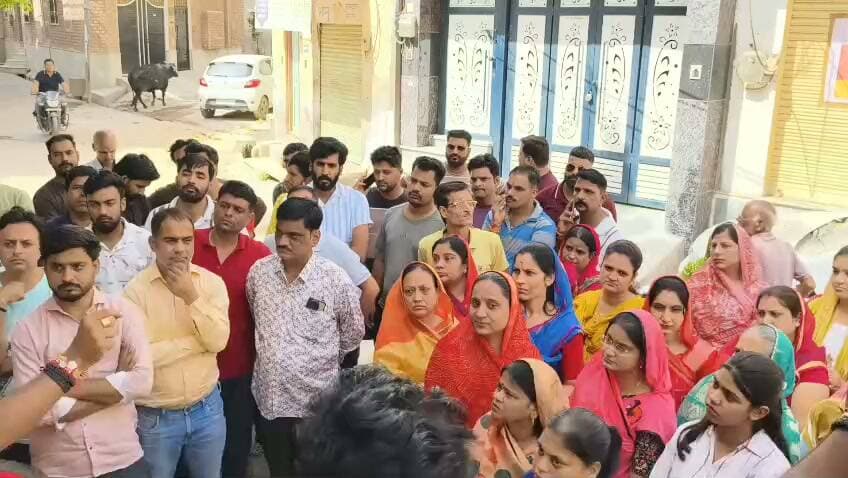भाजपा से वार्ड नं 72 से टिकट नहीं मिलने पर निशा पारीक का पार्टी के खिलाफ विरोध प्रदर्शन...
The Bikaner News को फॉलो जरूर करे